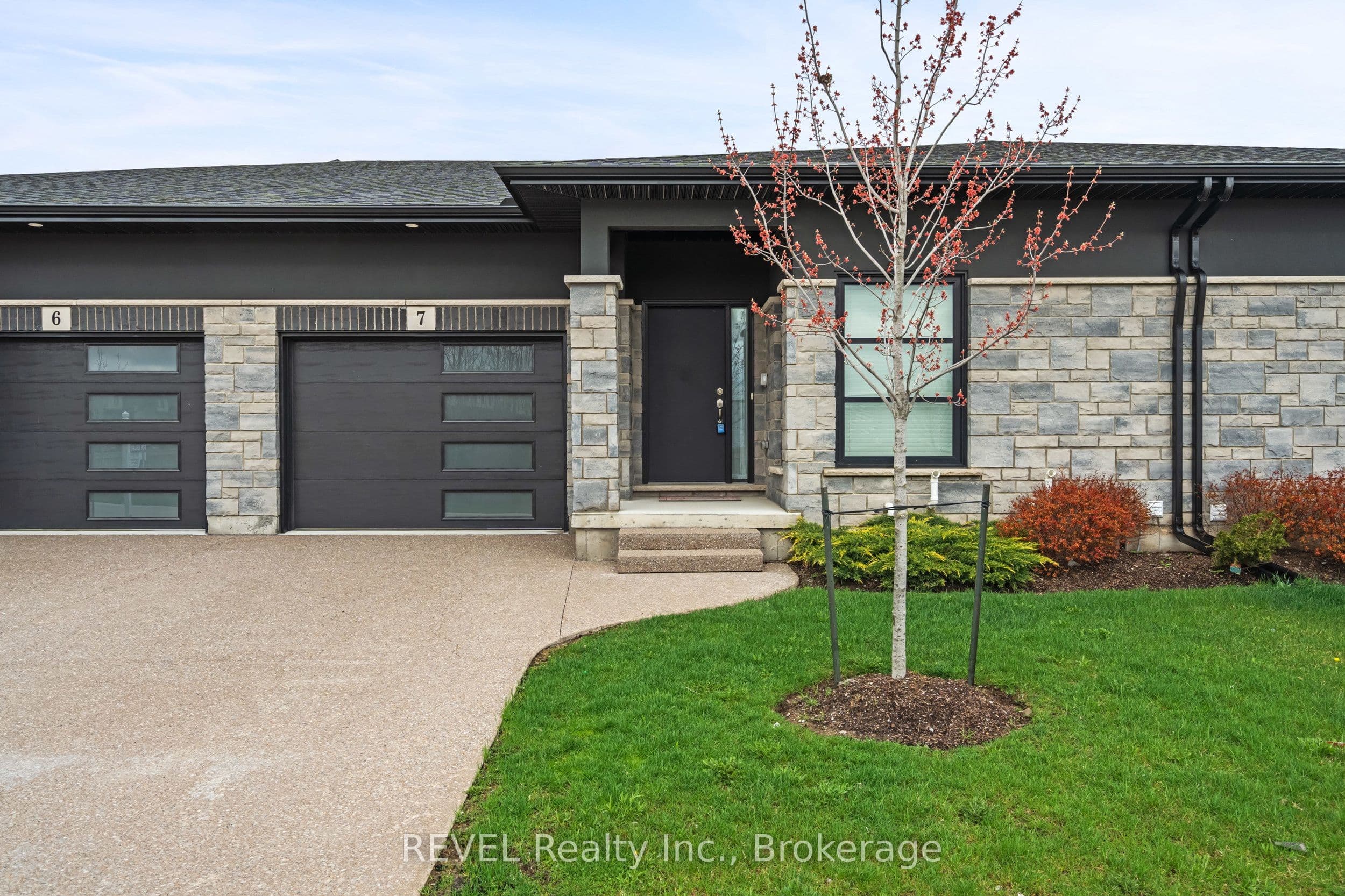 7138 Parsa St Niagara Falls Street 7, Niagara Falls, ON L2H 3W1