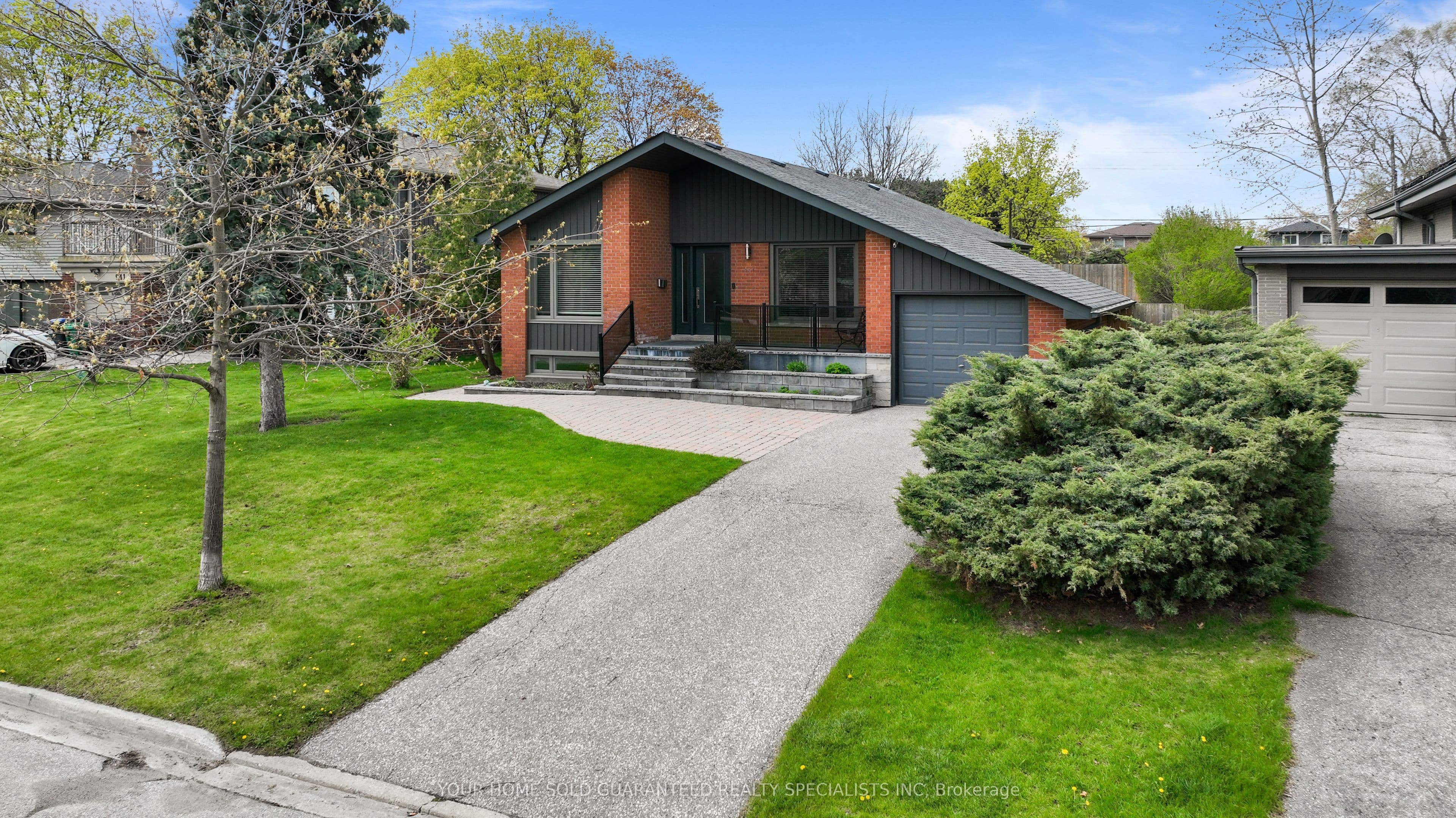 947 Sierra Boulevard, Mississauga, ON L4Y 2E3