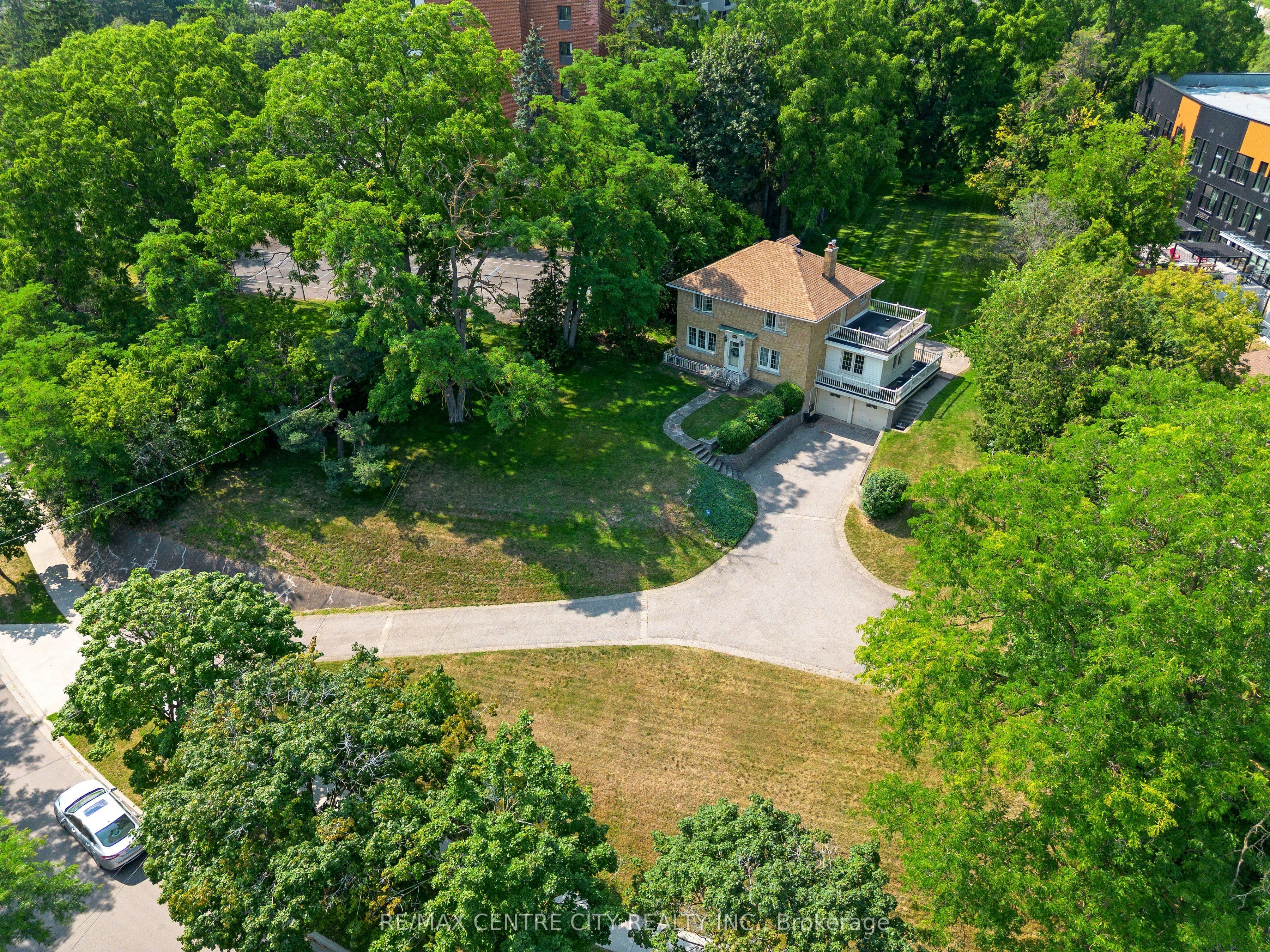 272 Sheldon Avenue N, Kitchener, ON N2A 1G7