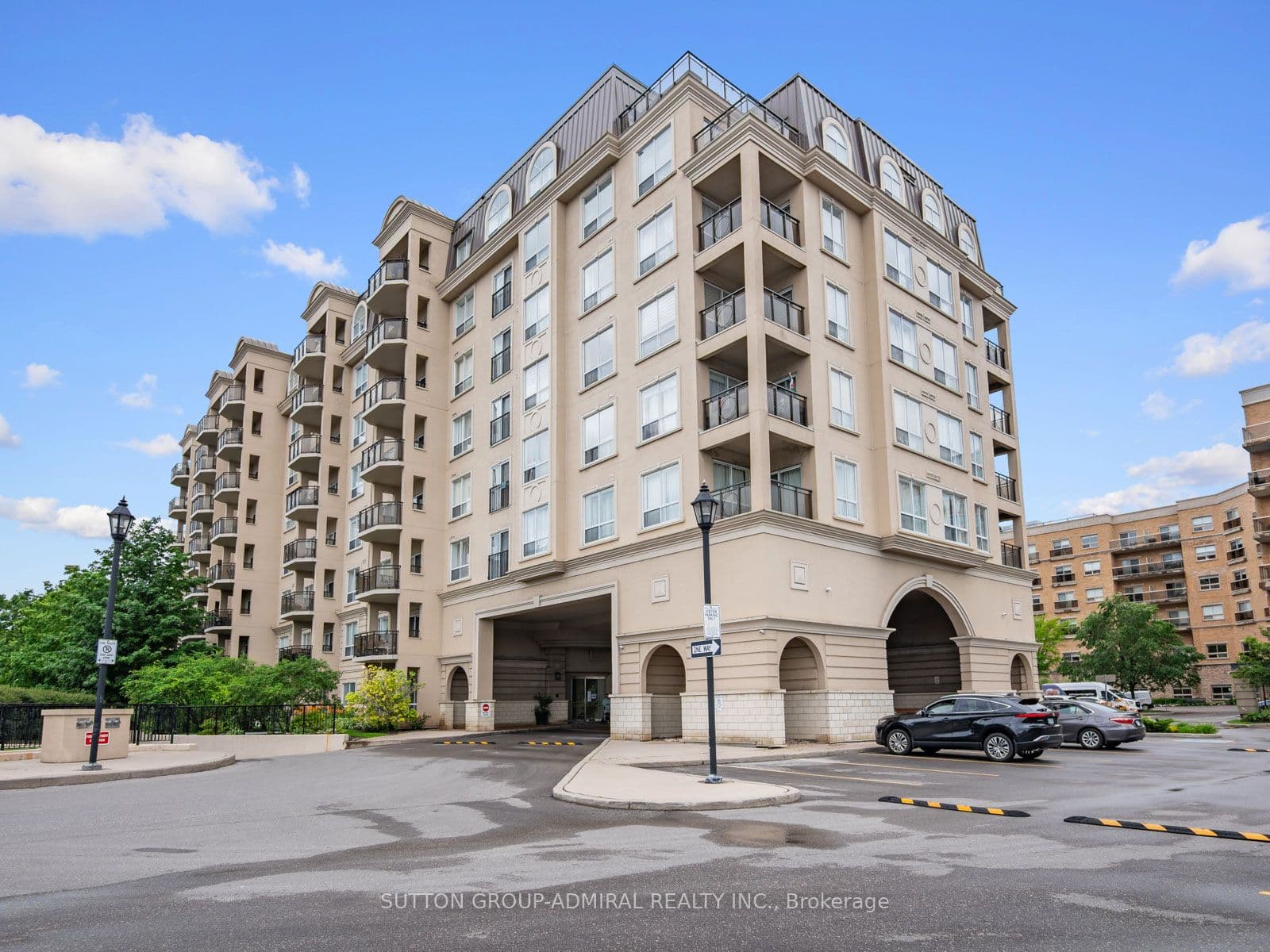 1 Maison Parc Court 215, Vaughan, ON L4J 9K1