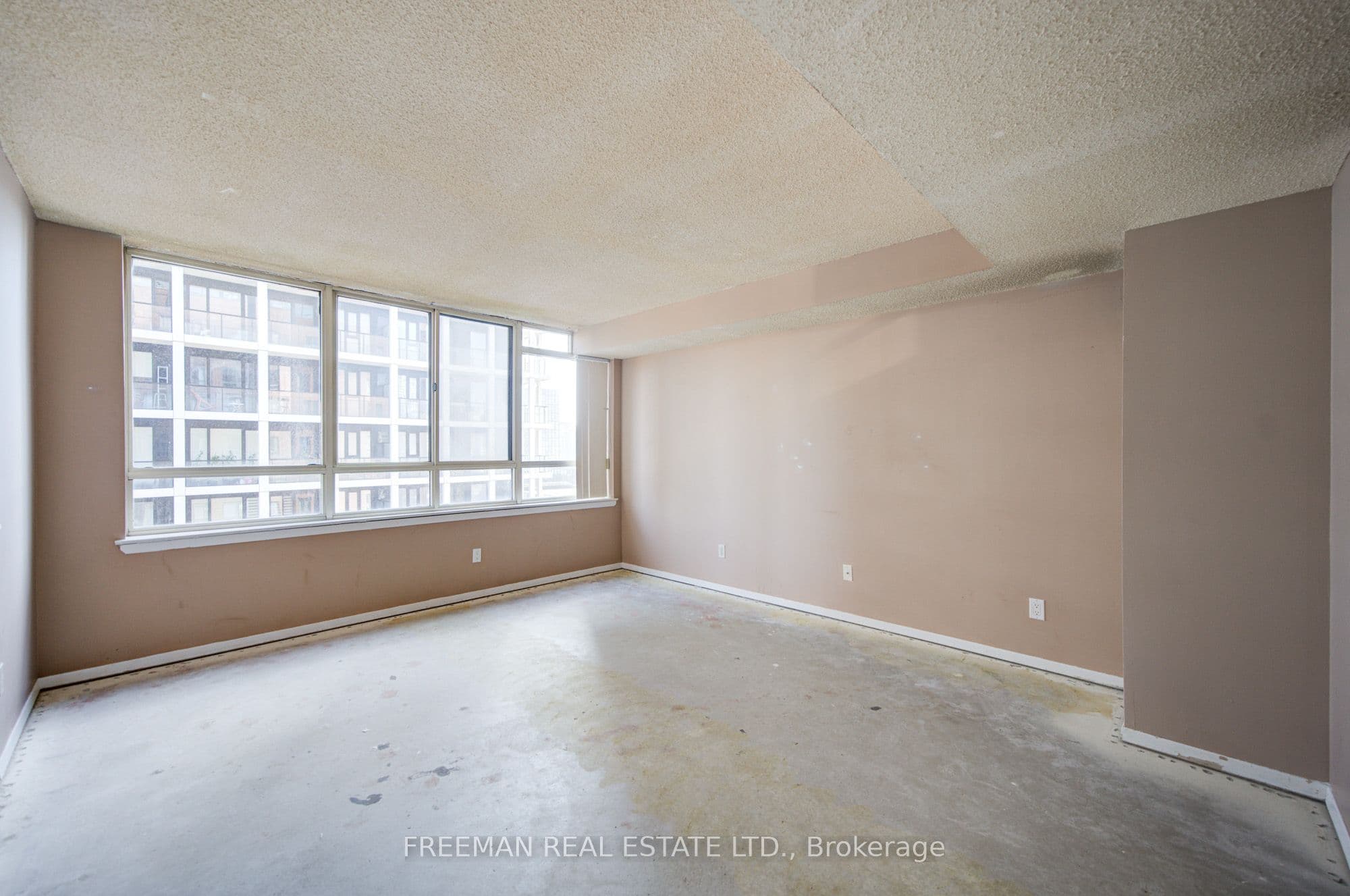 633 Bay Street 2405, Toronto, ON M5G 2G4