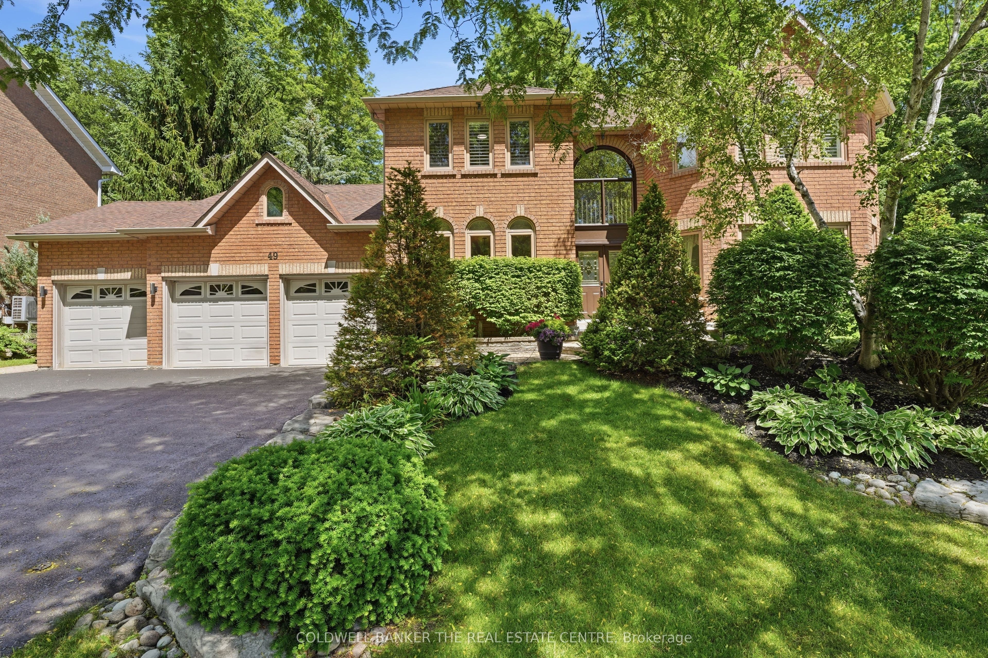 49 Falling Leaf Court, Aurora, ON L4G 6K6