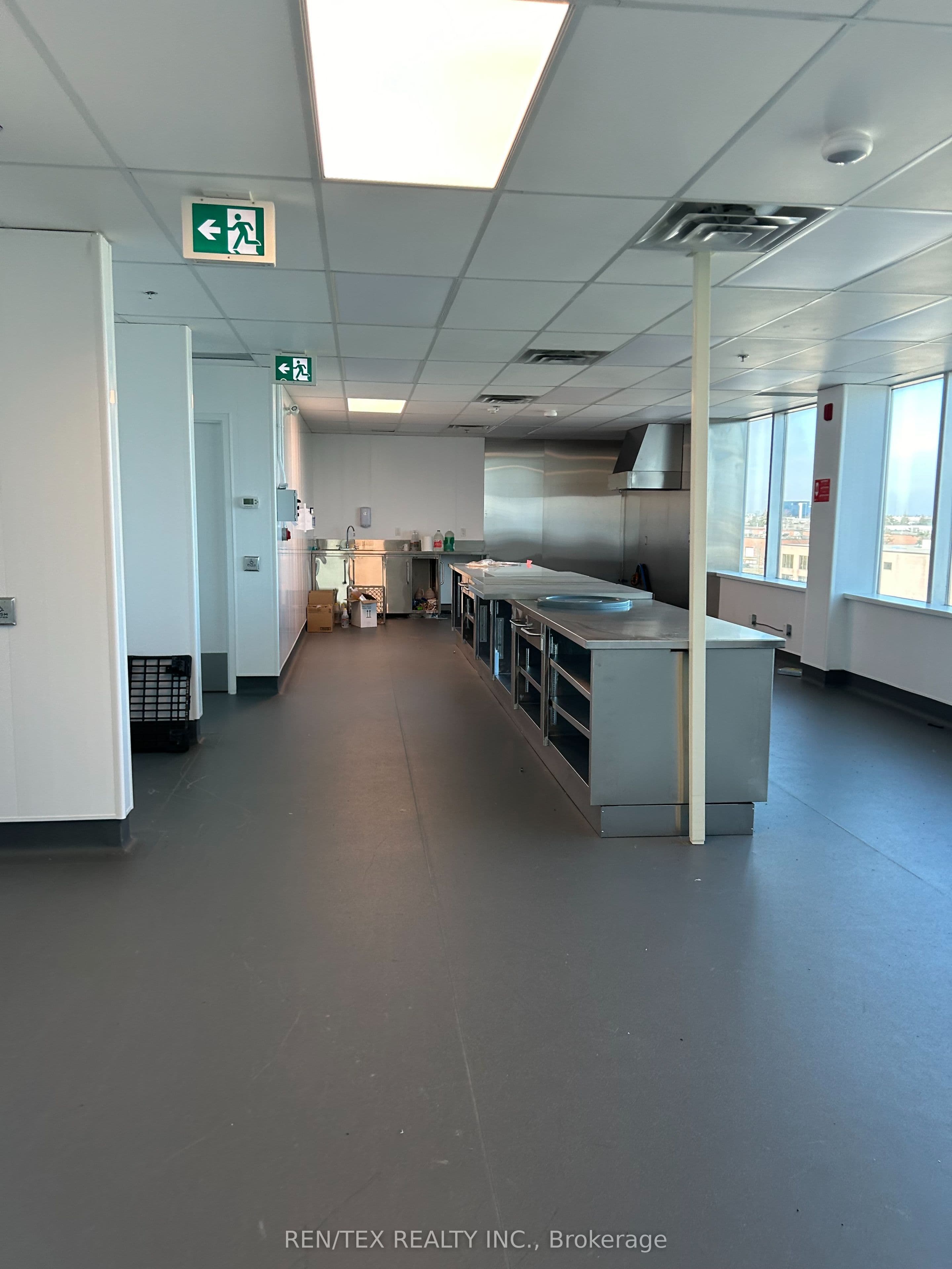 8000 Jane Street A402, Vaughan, ON L4K 5B8