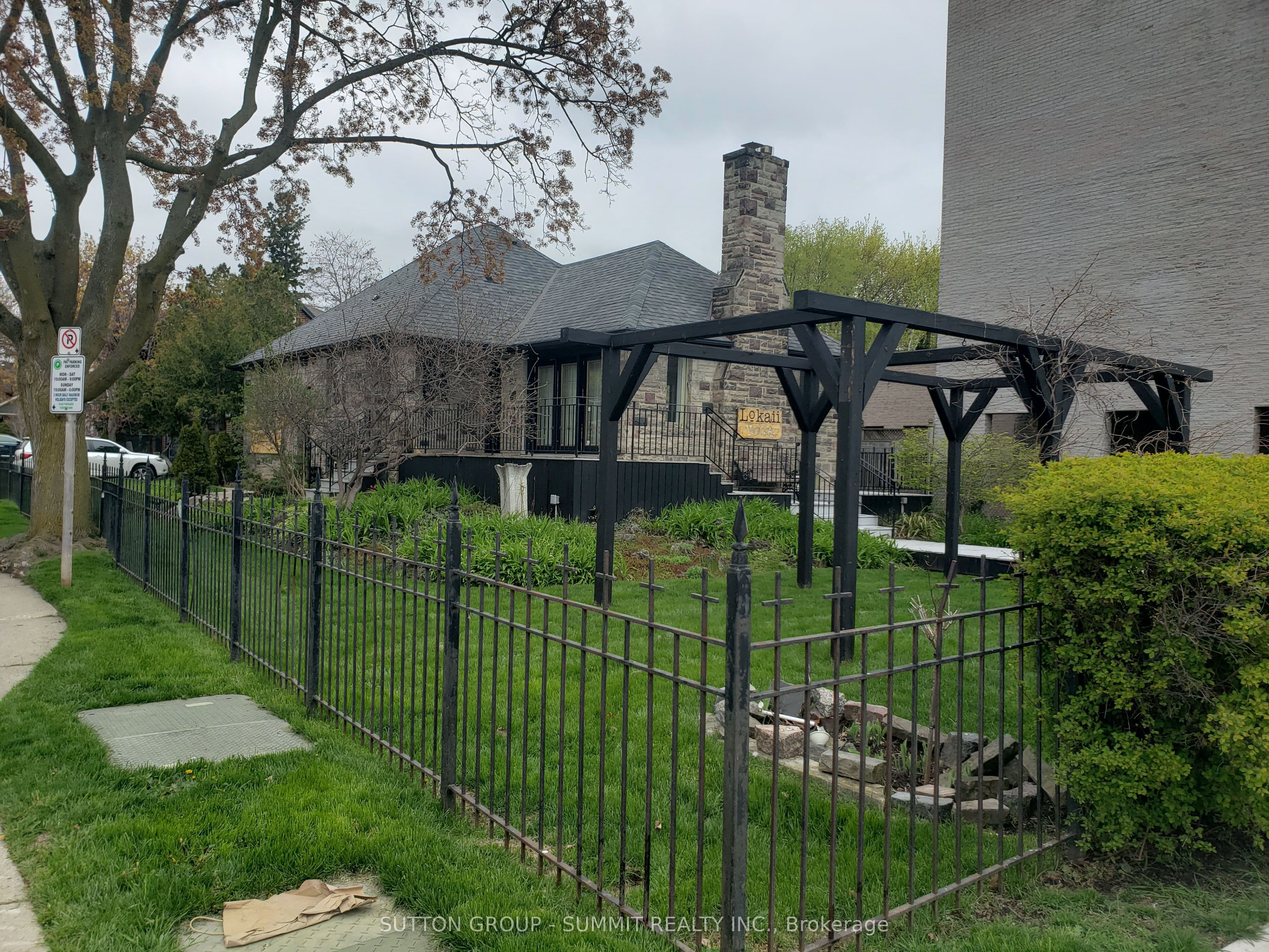3 Brant Avenue, Mississauga, ON L5G 3N9