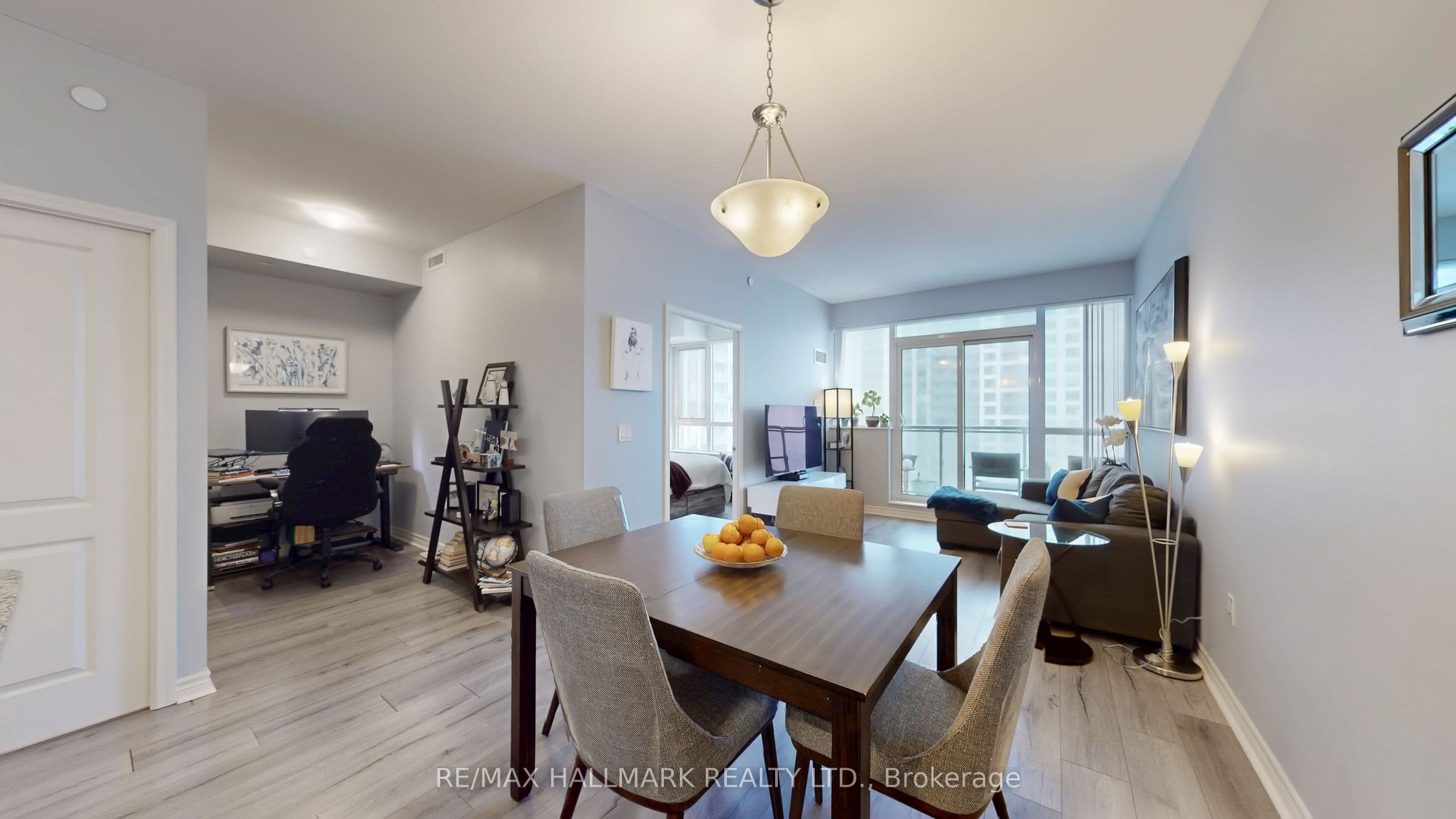349 Rathburn Road W 910, Mississauga, ON L5B 0G9