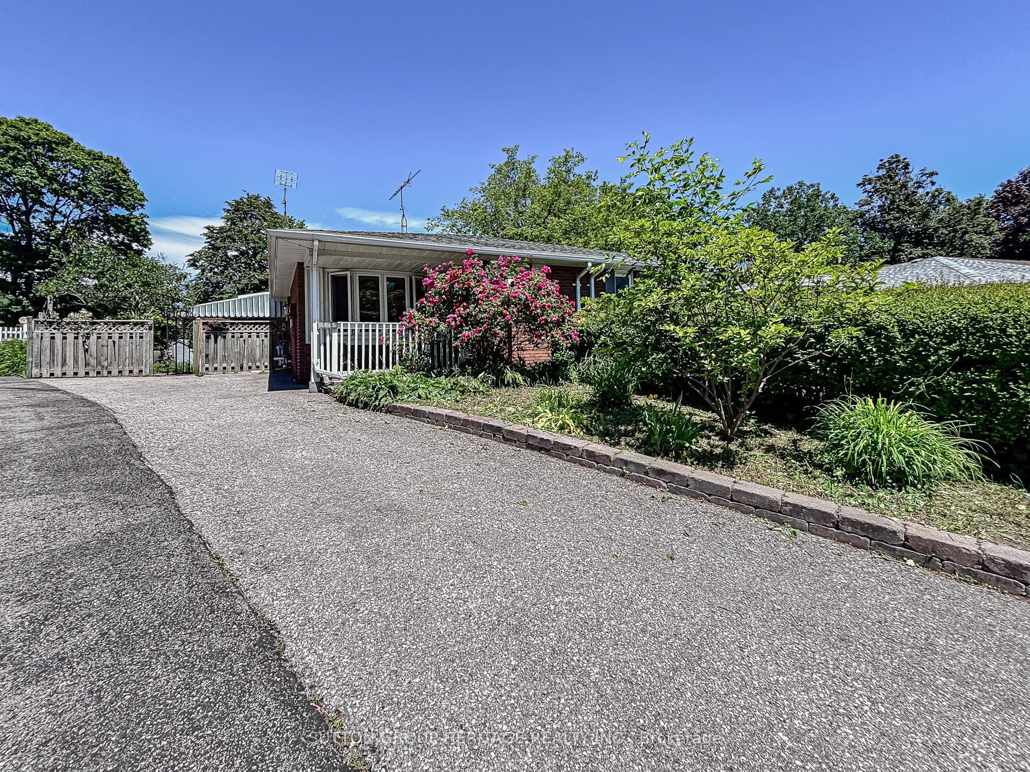 1113 Valley Court, Oshawa, ON L1J 3M4