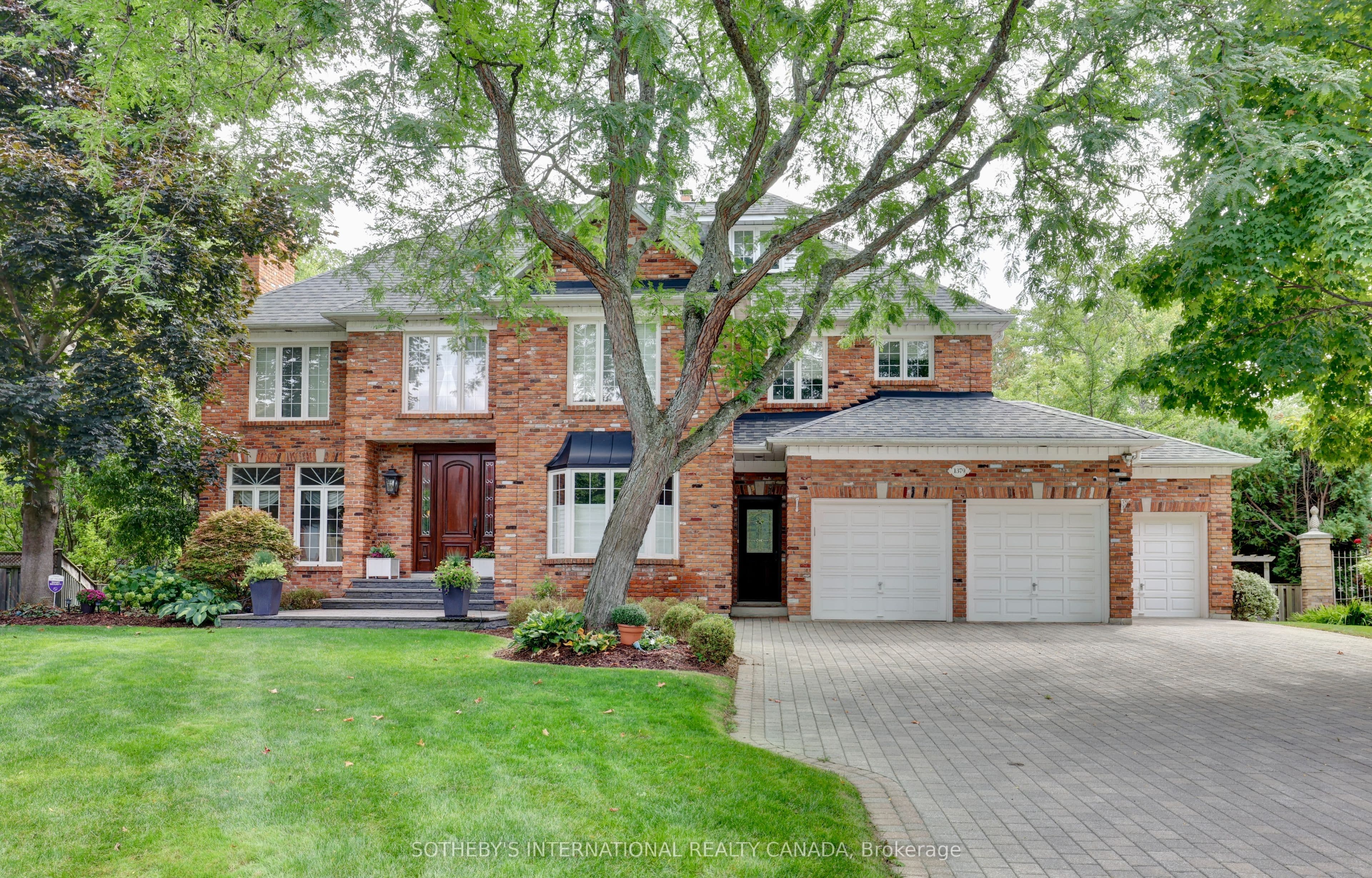 1379 Meadow Green Court, Mississauga, ON L5H 4J3
