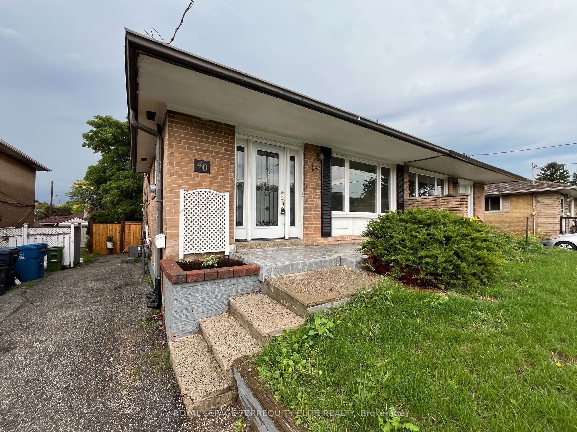 40 Pender Crescent Main & Upper, Toronto, ON M1T 2M7