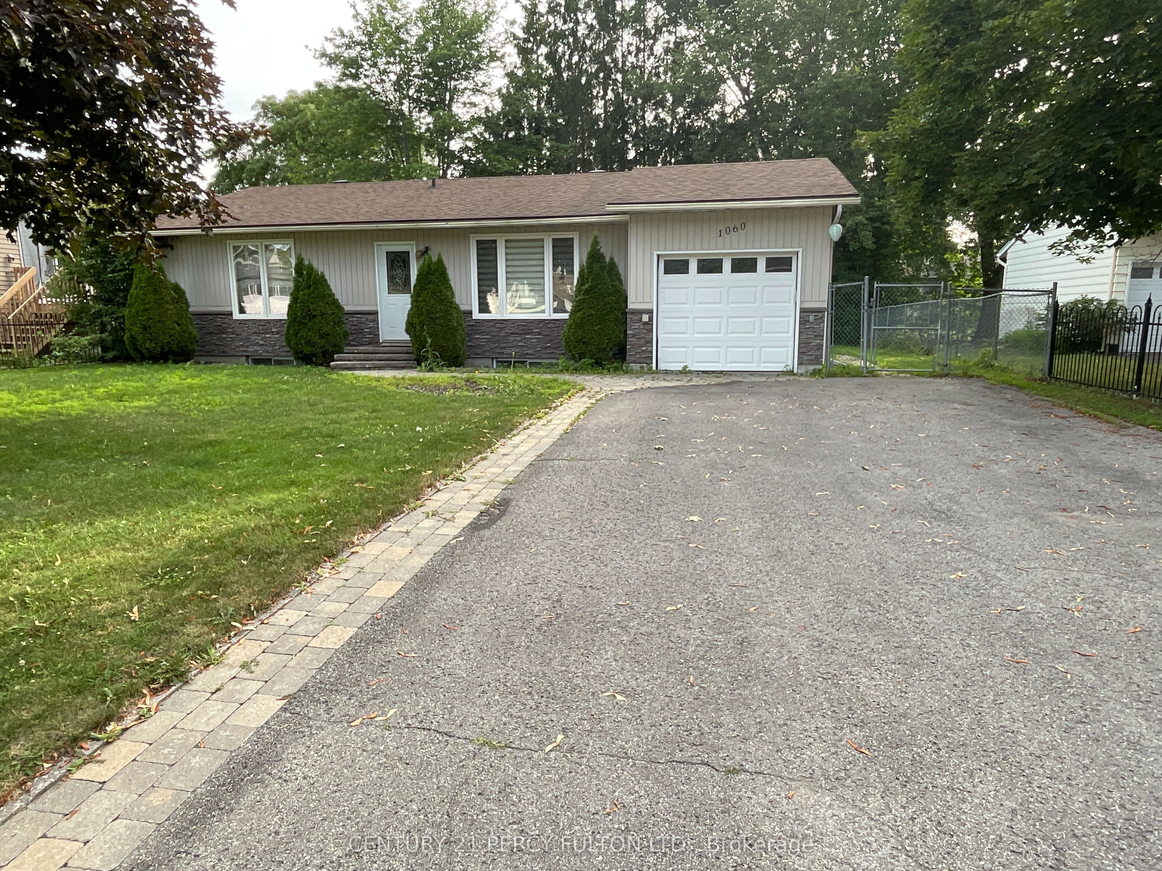 1060 Bourget Avenue, Cyrville - Carson Grove - Pineview, ON K1J 8C2