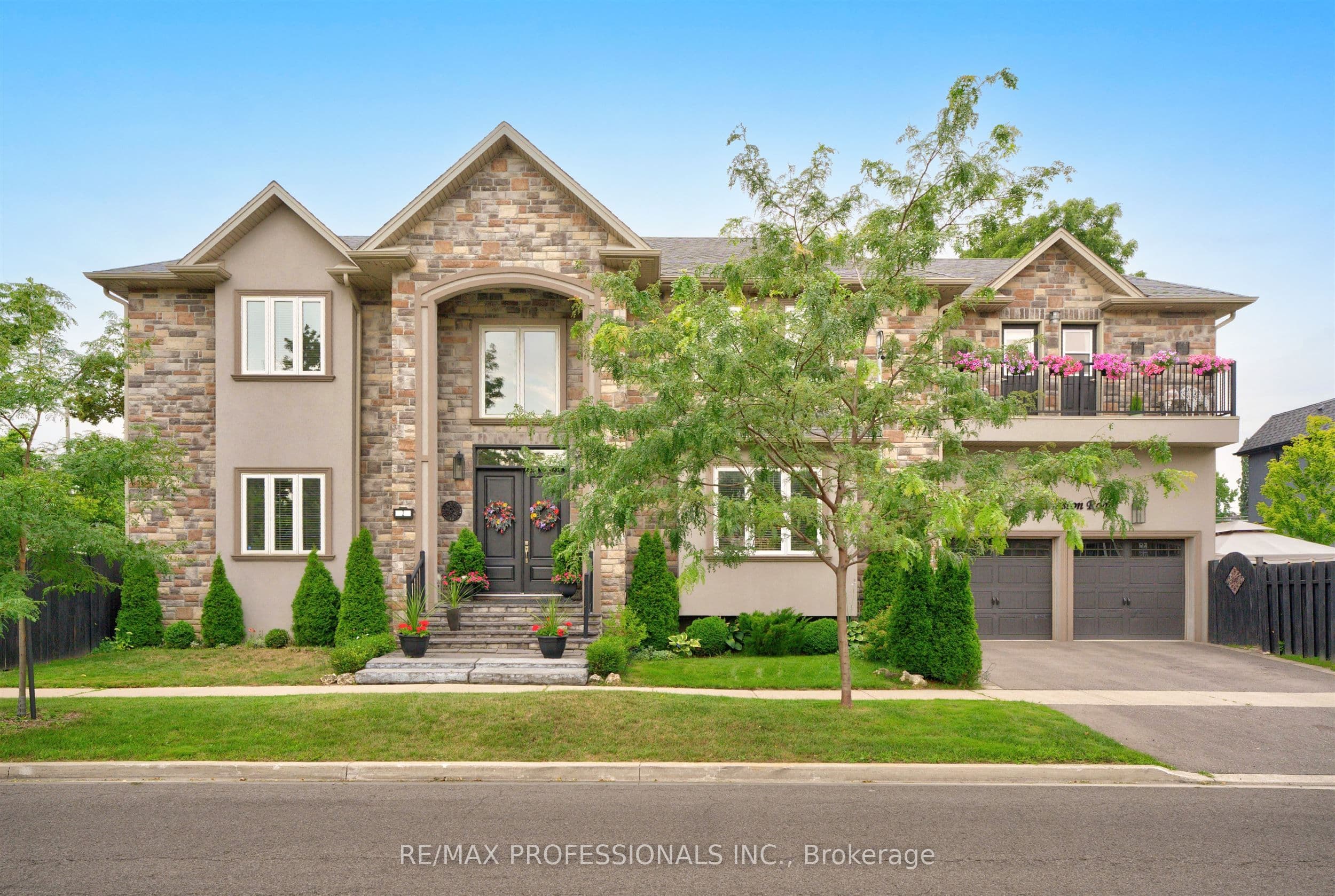 2 Charleston Road, Toronto, ON M9B 4M7