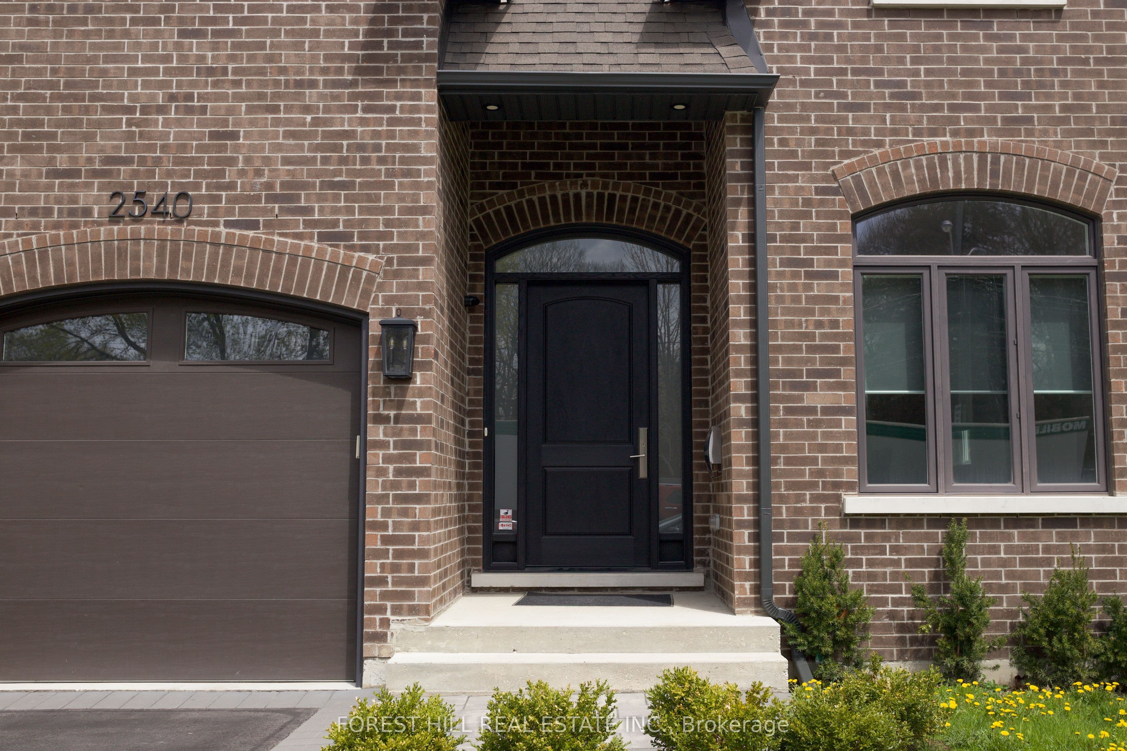 2540 St Clair Avenue E, Toronto, ON M4B 1M1