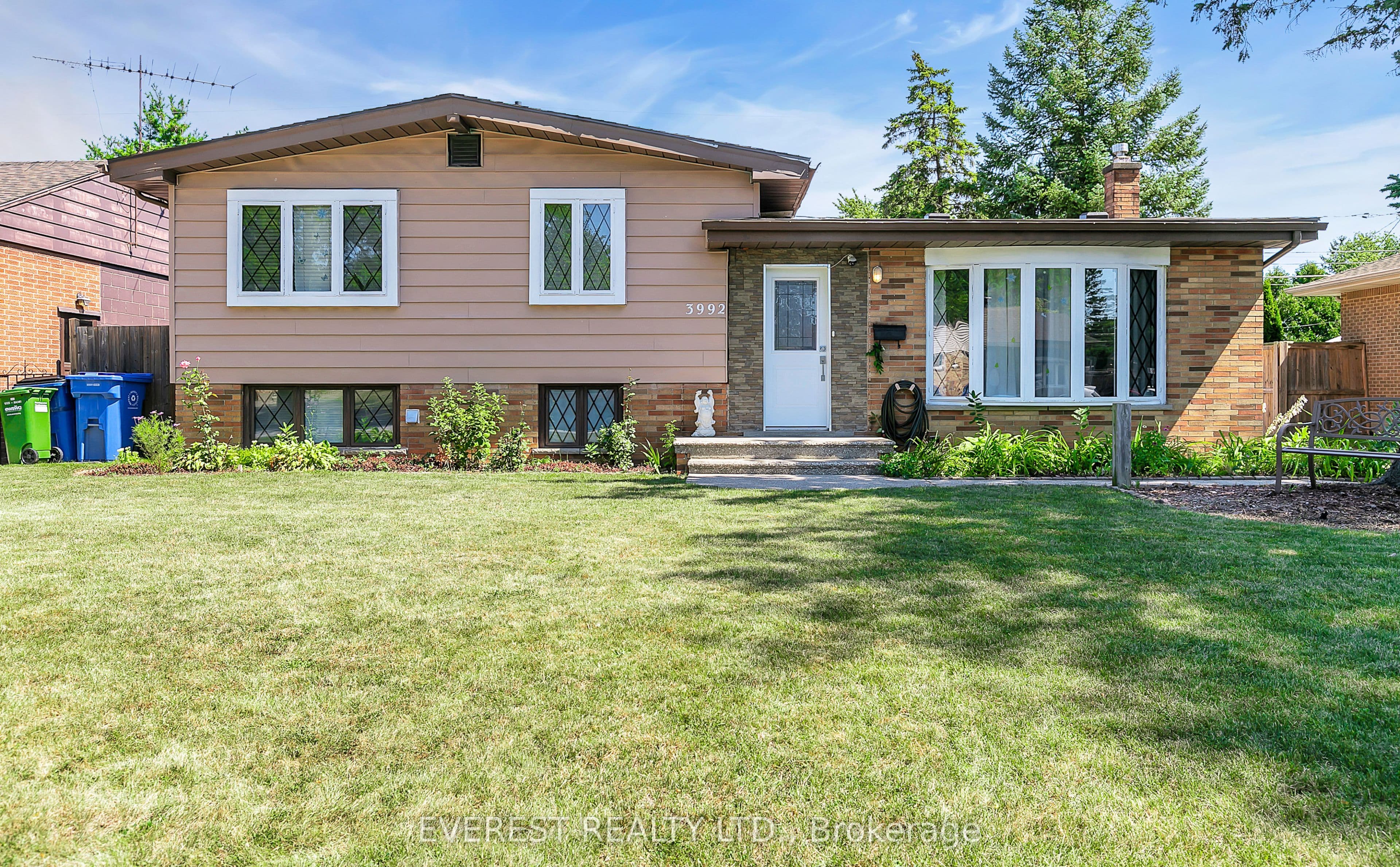 3992 Longfellow Avenue, Windsor, ON N9G 2B3