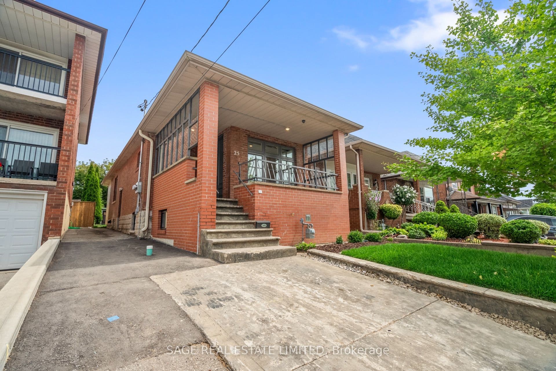 25 Chamberlain Avenue, Toronto, ON M6E 4J7