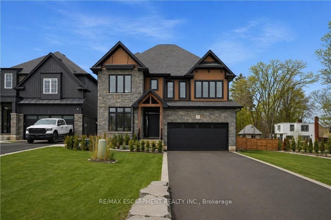 7 Bartlett Avenue, Grimsby, ON L3M 5N7