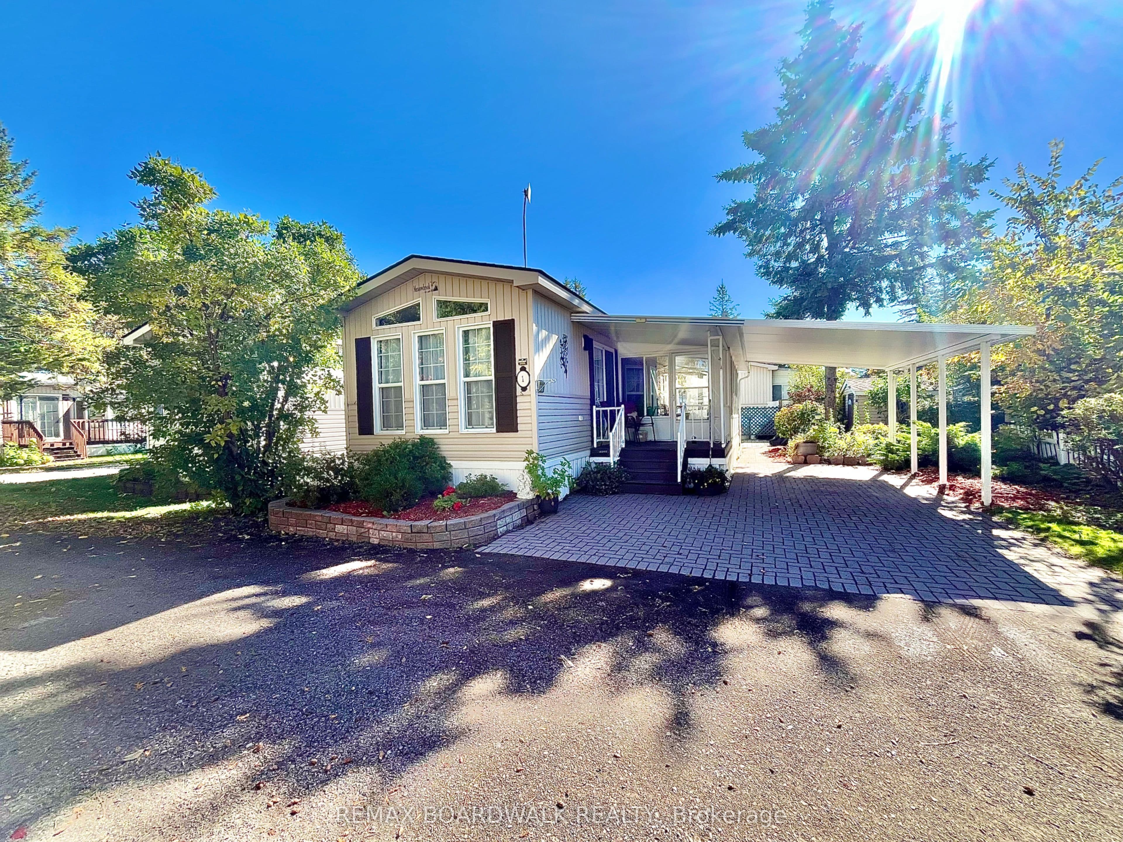 1 Mireille Private, Stittsville - Munster - Richmond, ON K0A 1B0