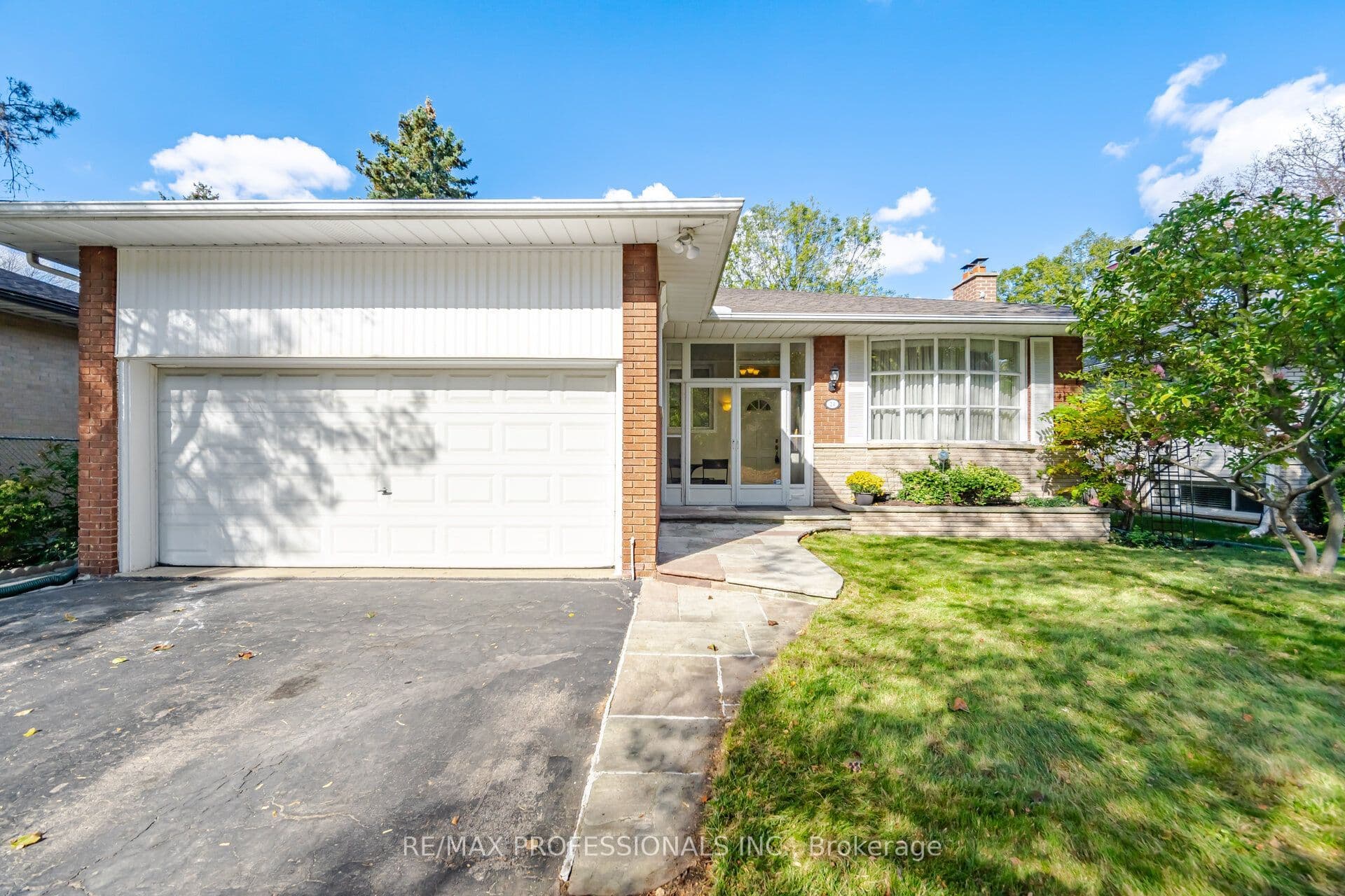14 Strathdee Drive, Toronto, ON M9R 1A4