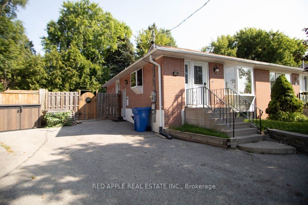 126 LONGFORD Drive, Newmarket, ON L3Y 2Y5