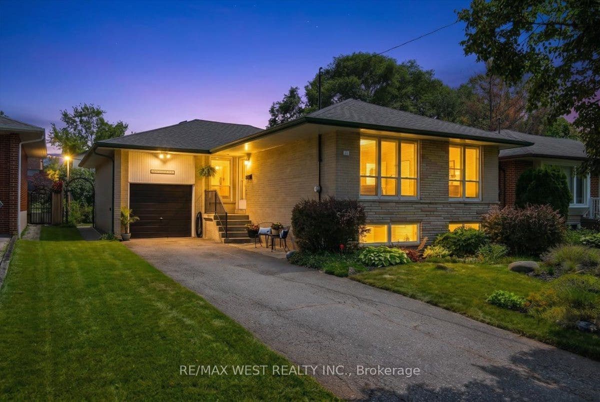 19 Decarie Circle, Toronto, ON M9B 3H6