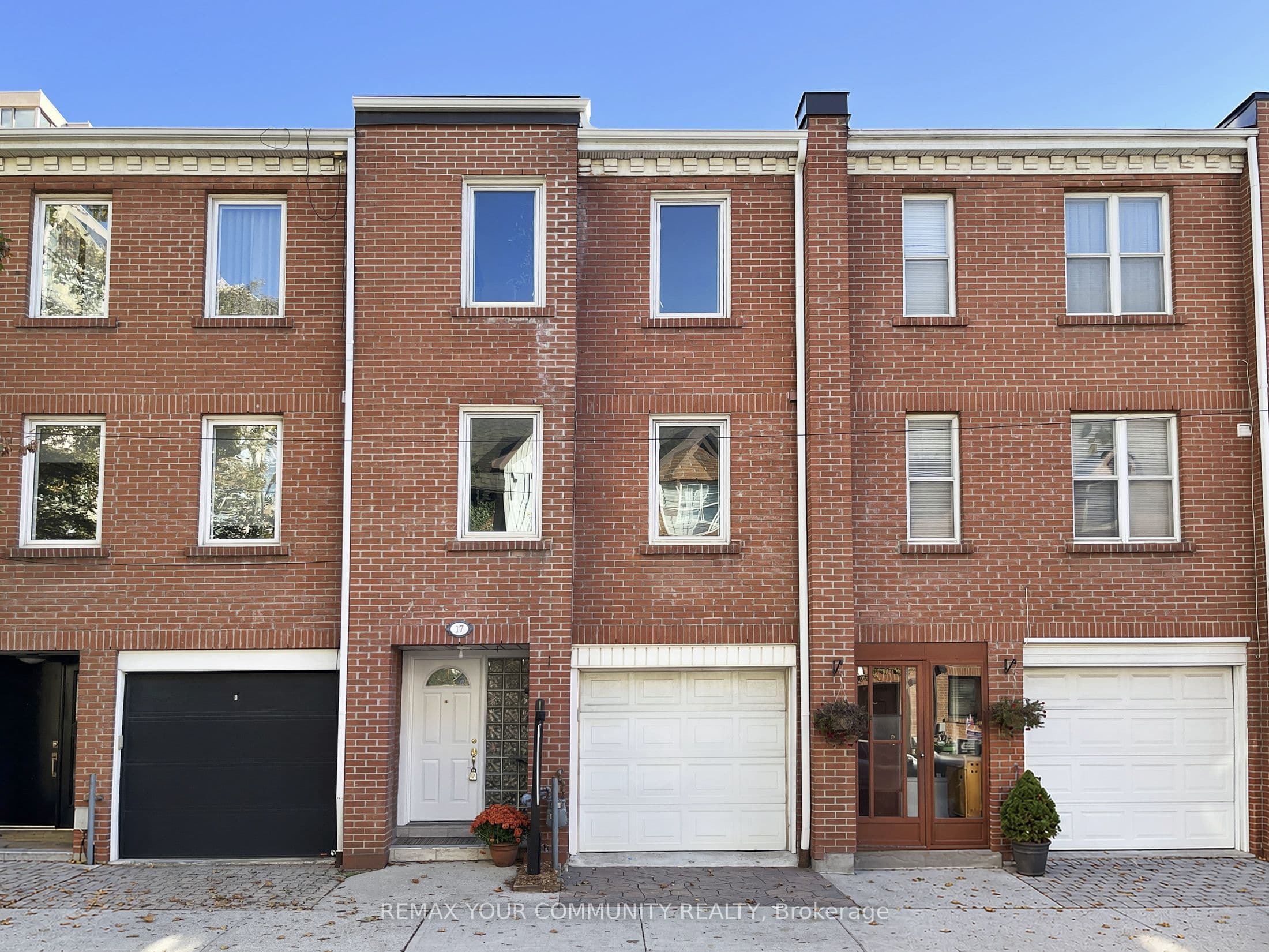 17 Portneuf Court, Toronto, ON M5A 4E4