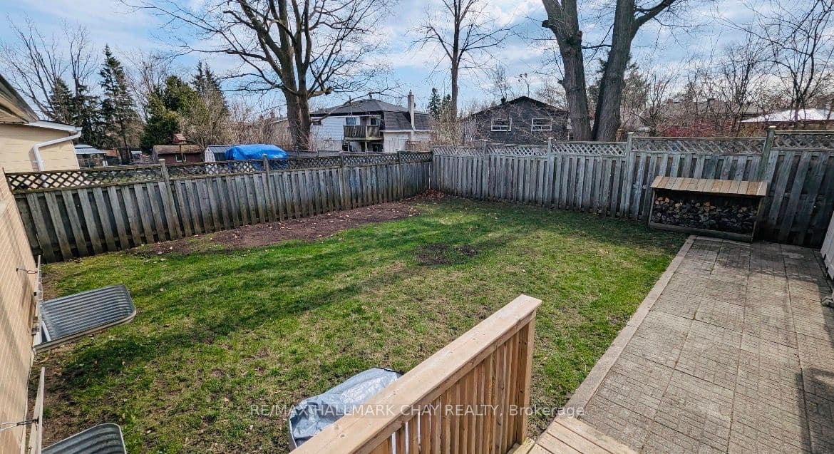 11 Daphne Crescent, Barrie, ON L4M 2Y7