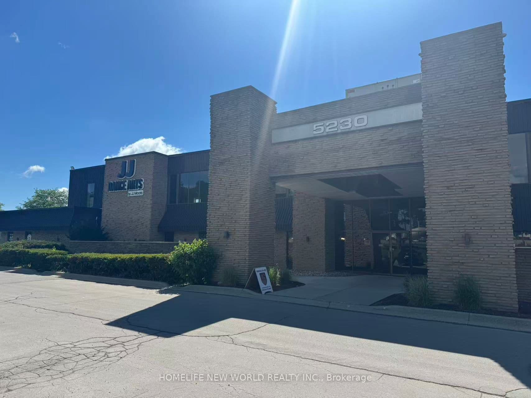 5230 South Service Road 100, Burlington, ON L7L 5P2