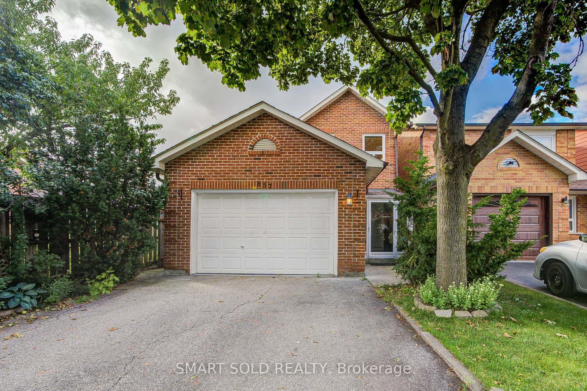 857 Messenger Meadow Drive, Mississauga, ON L5C 3T1