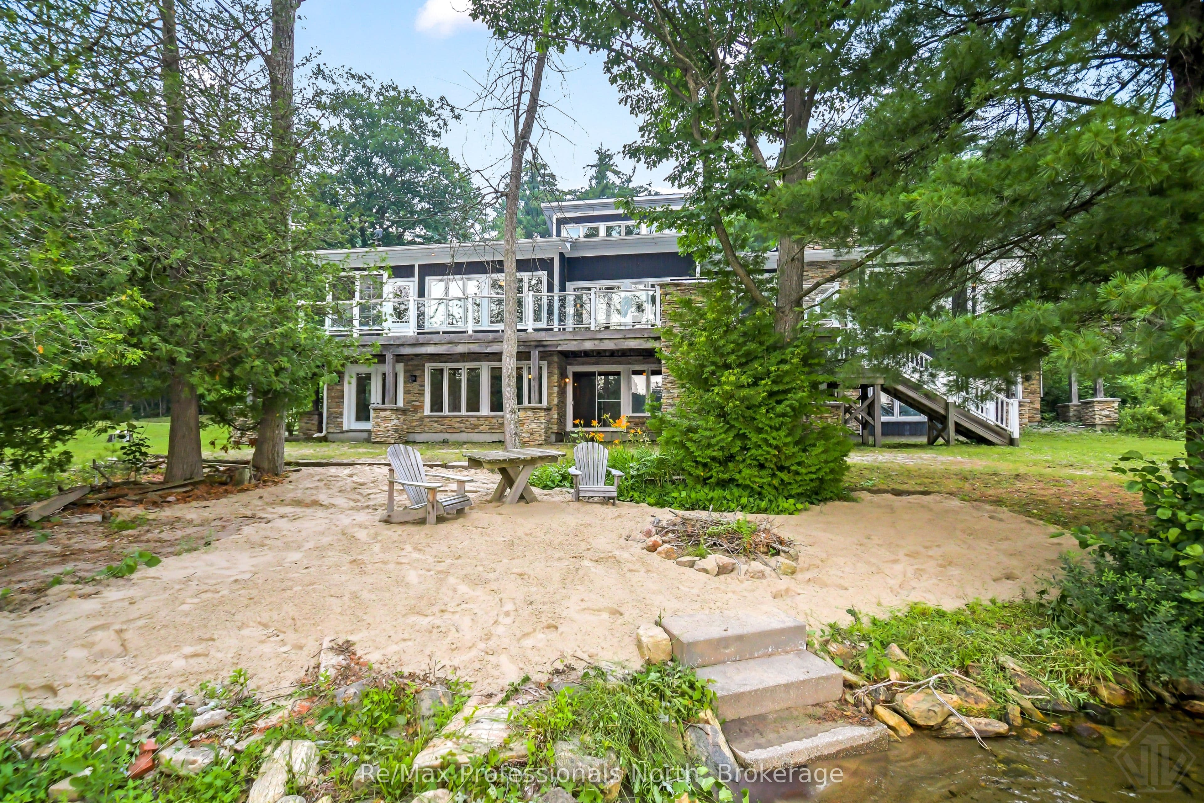 1064 Road 3200, Gravenhurst, ON P1P 0E7