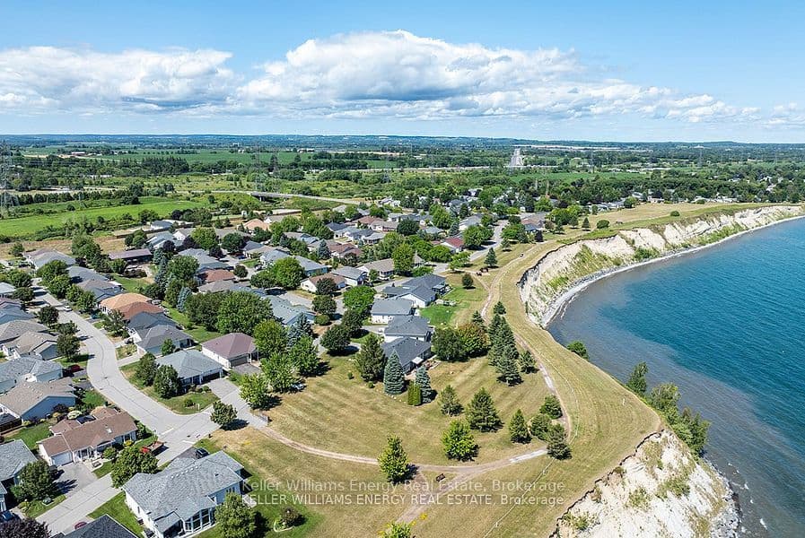 8 Hinkley Trail, Clarington, ON L1B 1P4