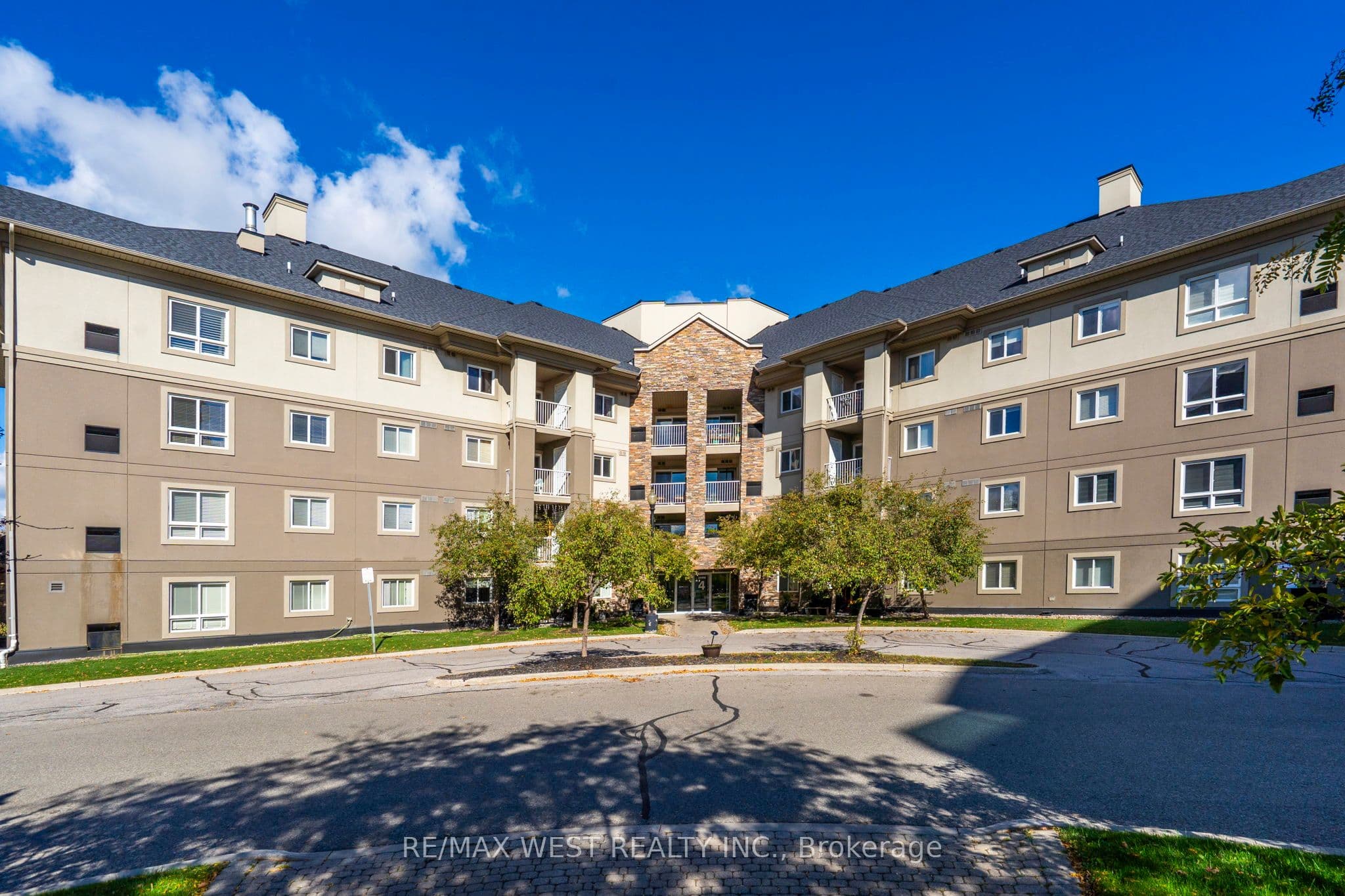 4 Dayspring Circle 208, Brampton, ON L6P 2Z5