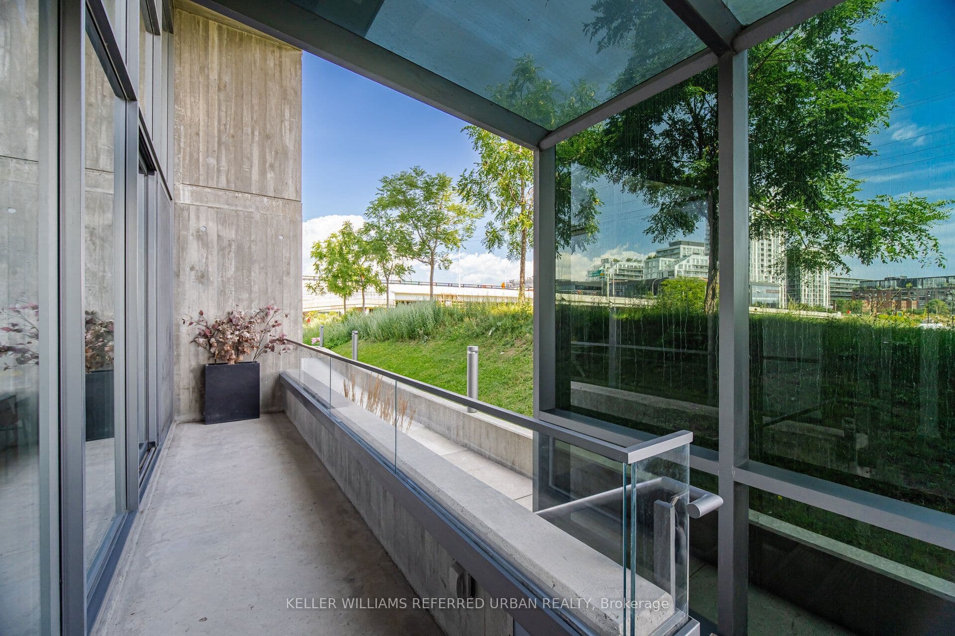 170 Bayview Avenue Th105, Toronto, ON M5A 0M4