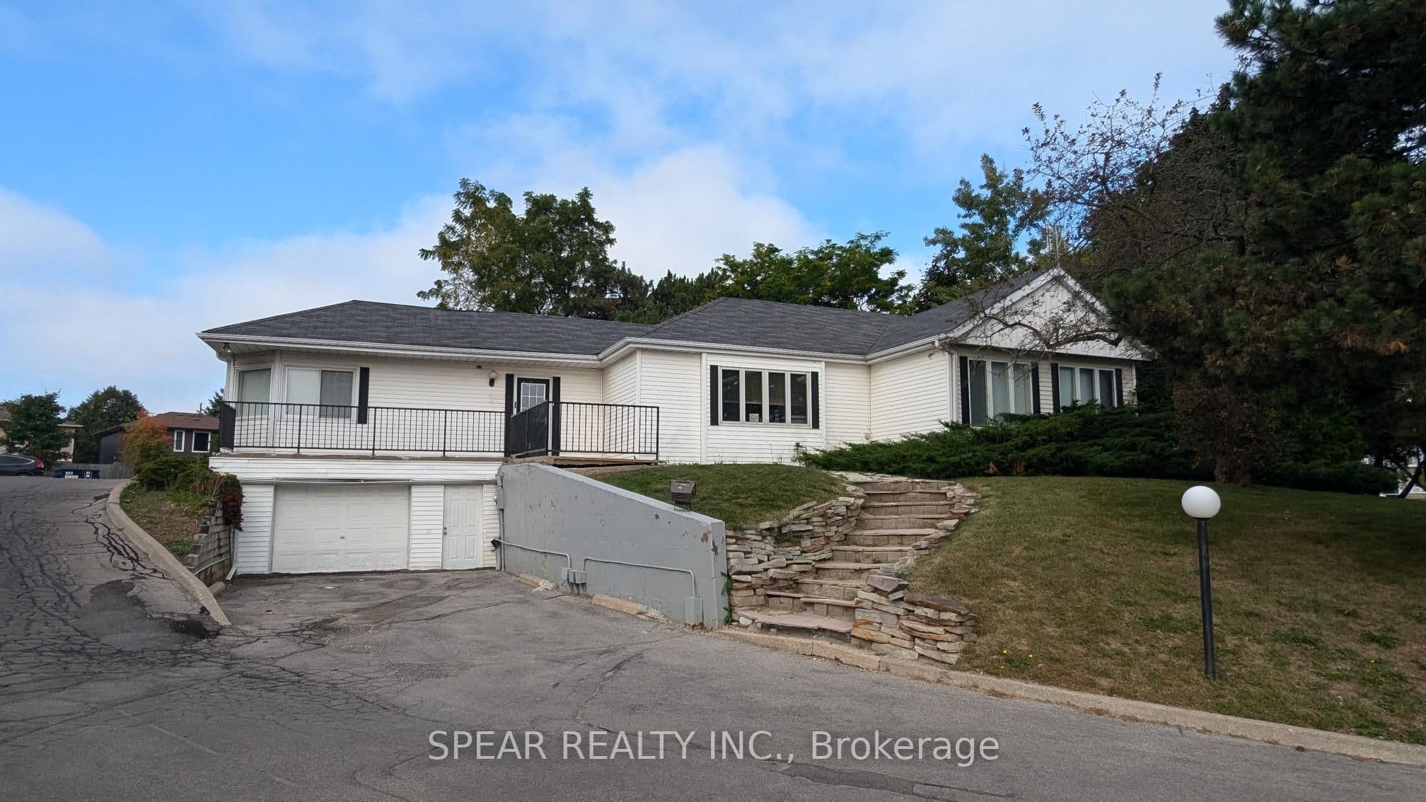 229 Main Street S, Brampton, ON L6Y 1N5