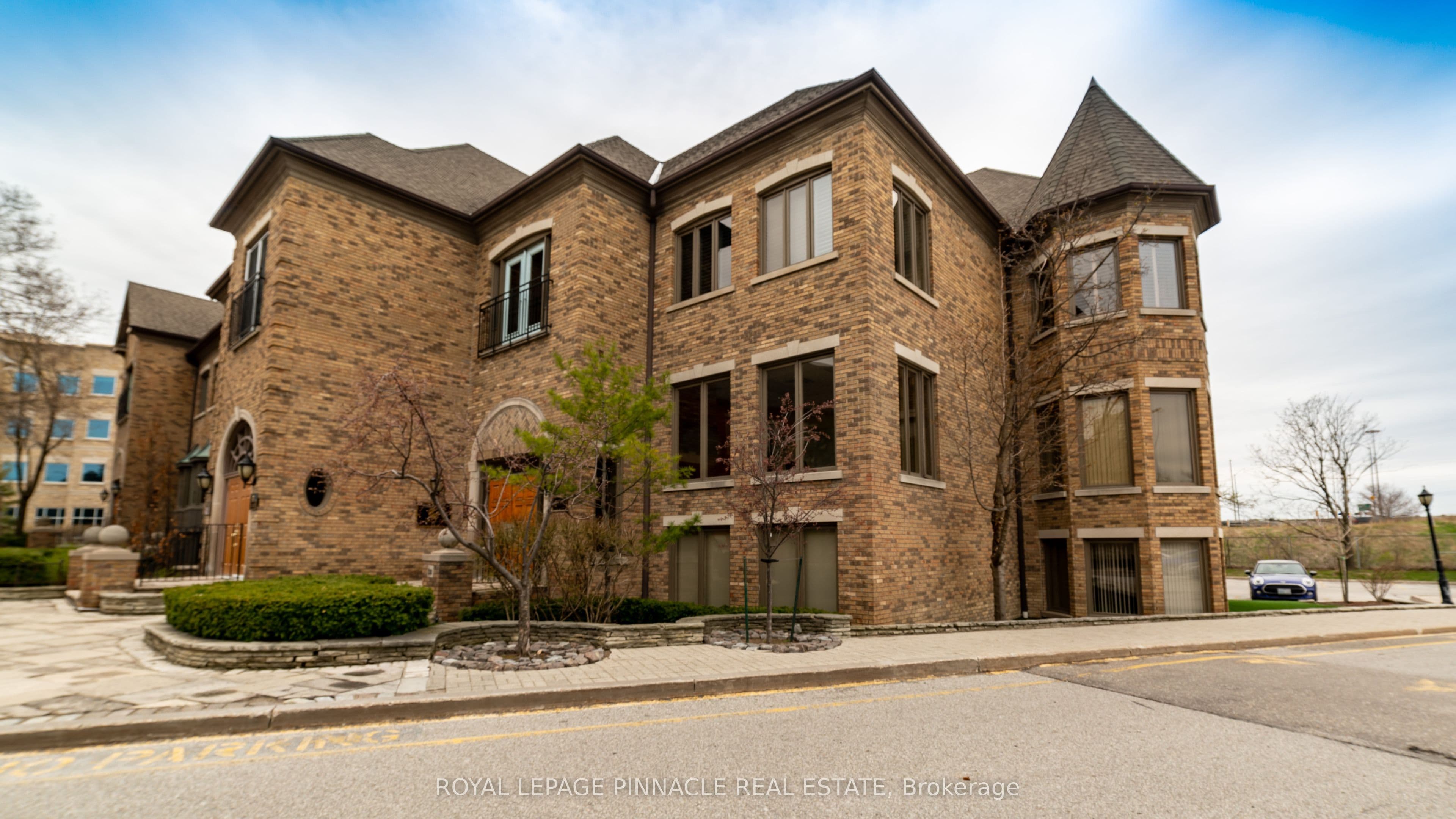 28 Village Centre Place 28-102, Mississauga, ON L4Z 1V9