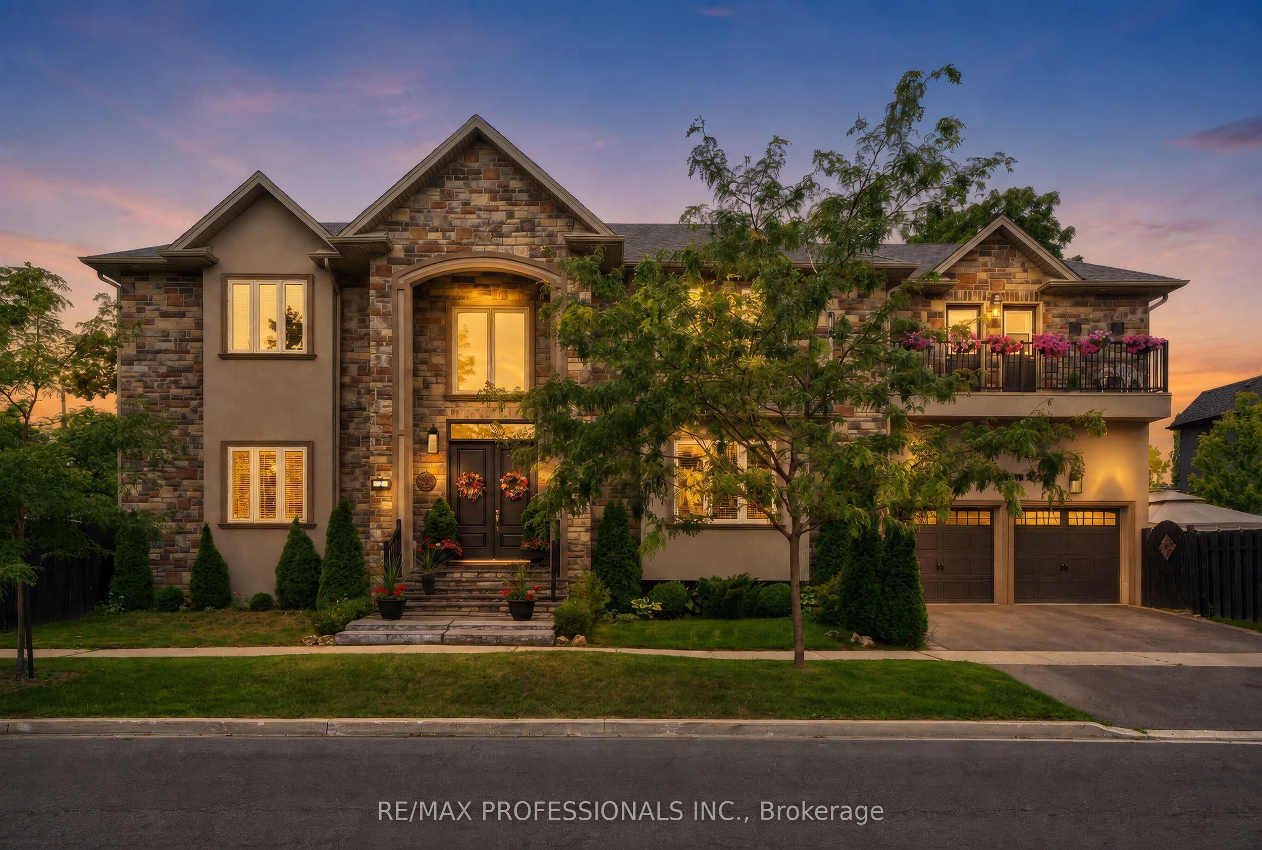 2 Charleston Road, Toronto, ON M9B 4M7