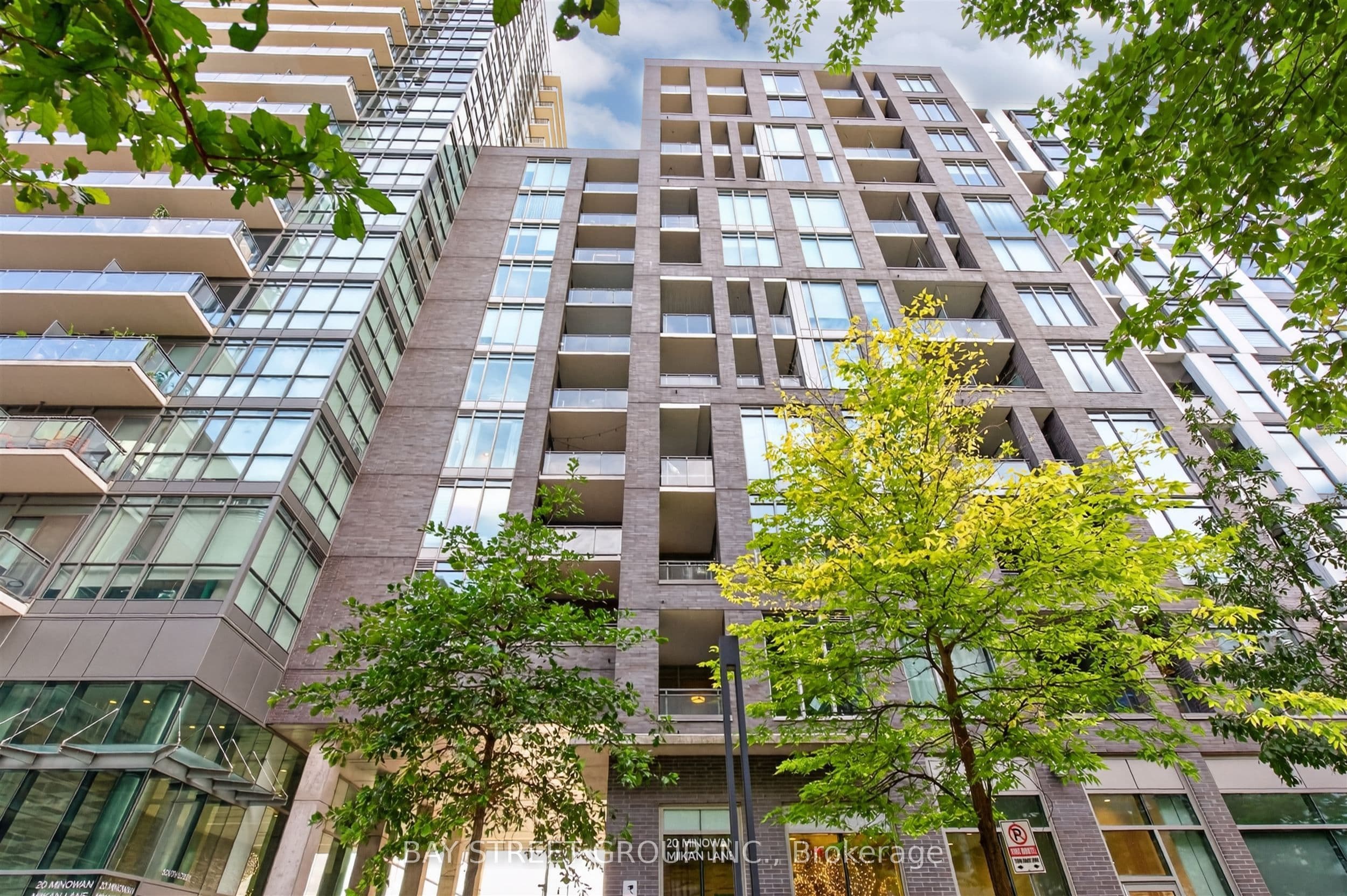 20 minowan miikan Lane W 211, Toronto, ON M6J 0E5