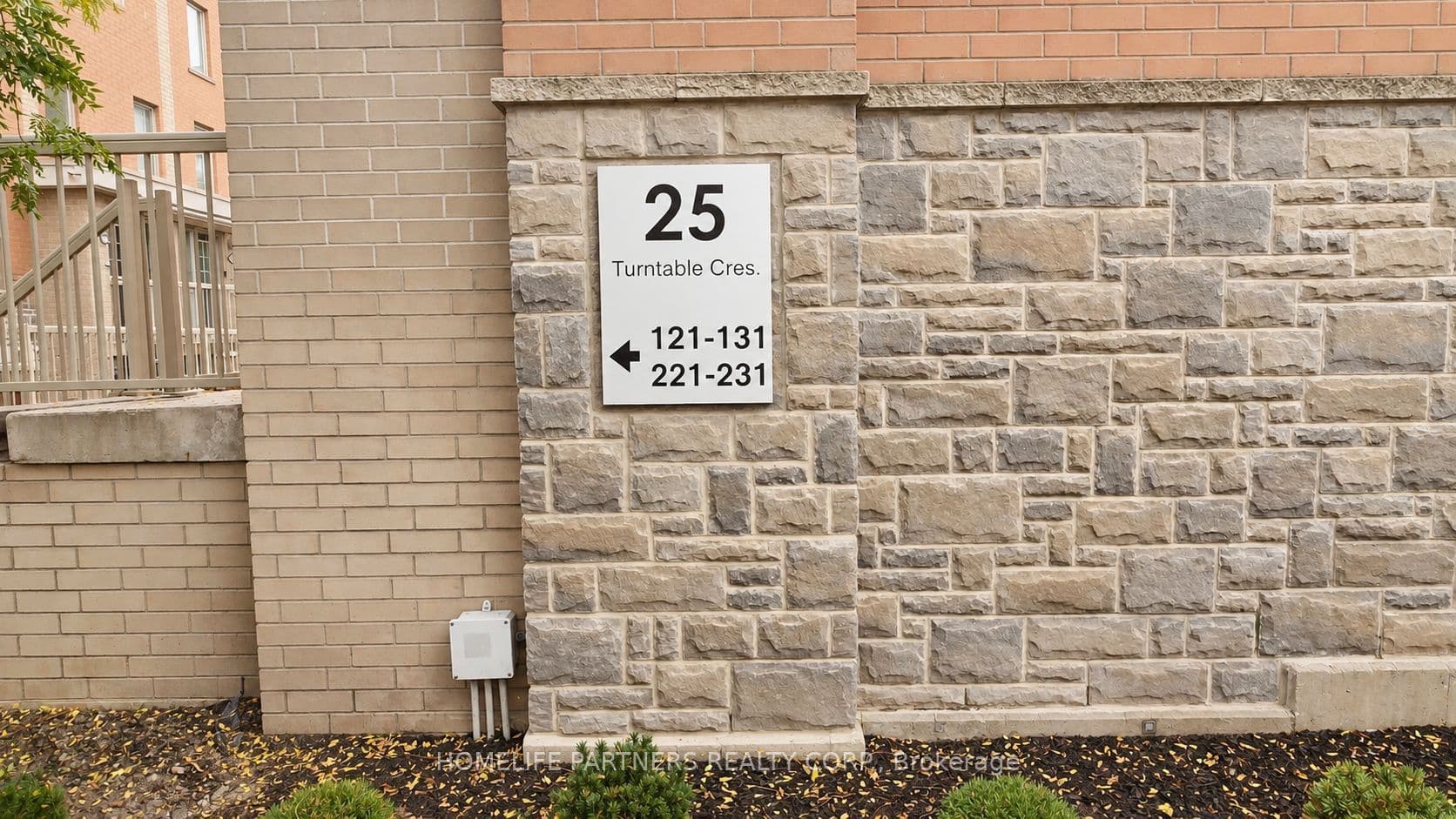 25 Turntable Crescent 123, Toronto, ON M6H 4K8