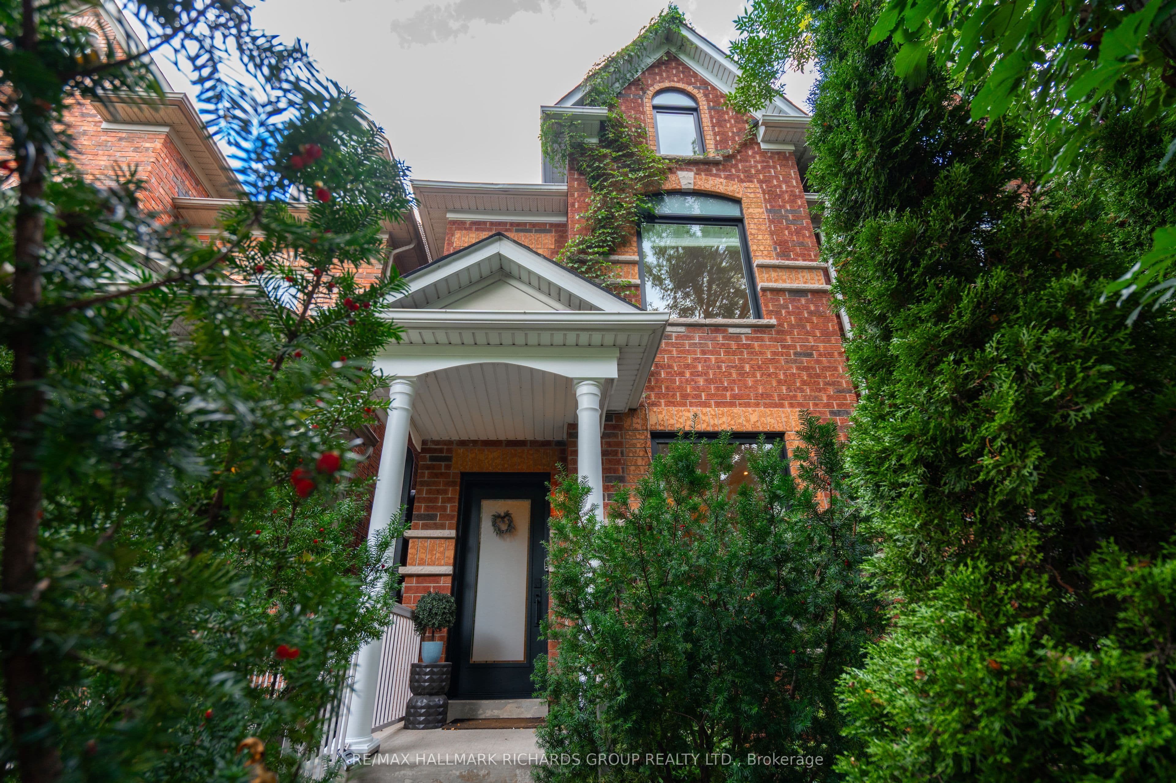 32 Crossovers Street, Toronto, ON M4E 3X4