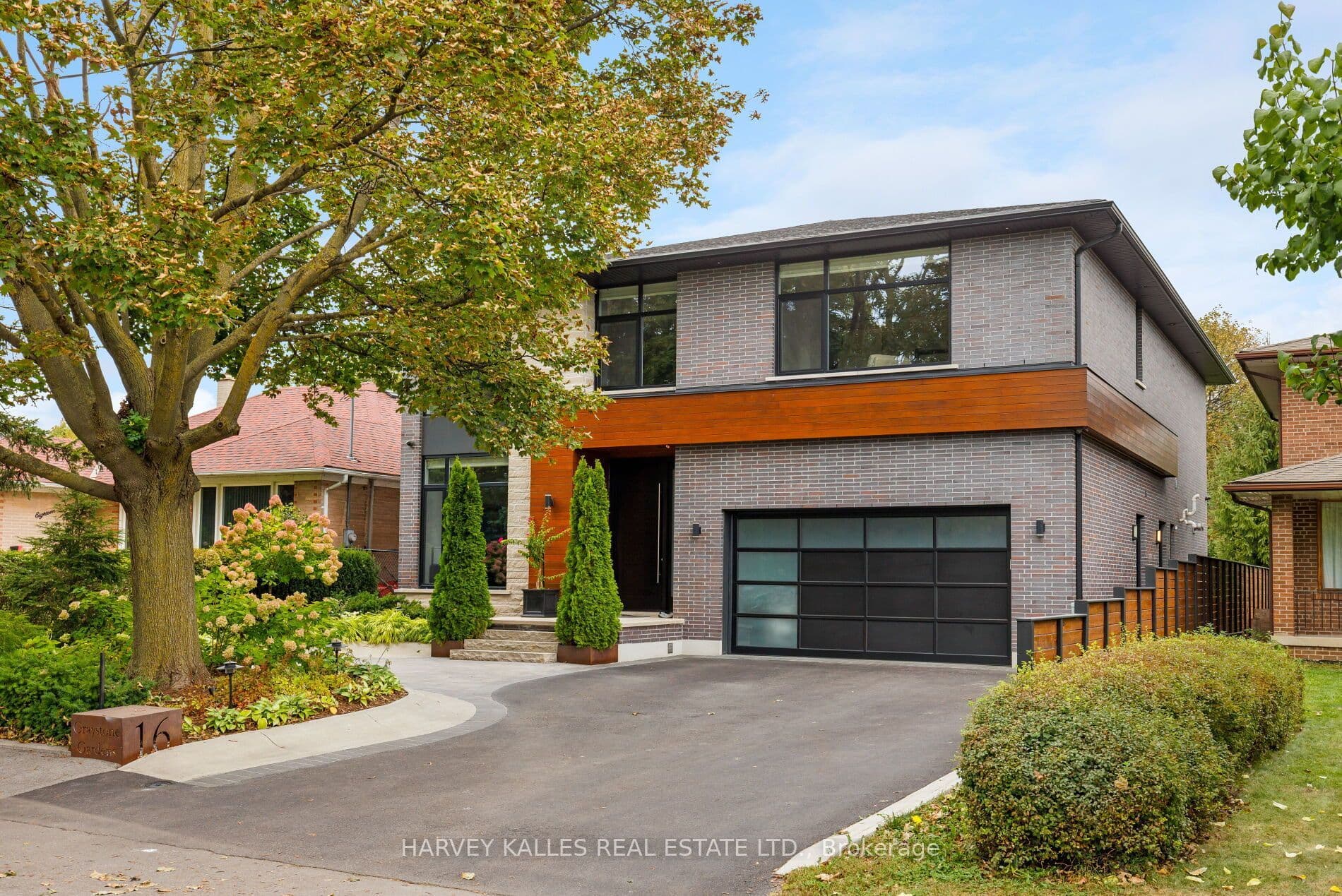 16 Graystone Gardens, Toronto, ON M8Z 3C3