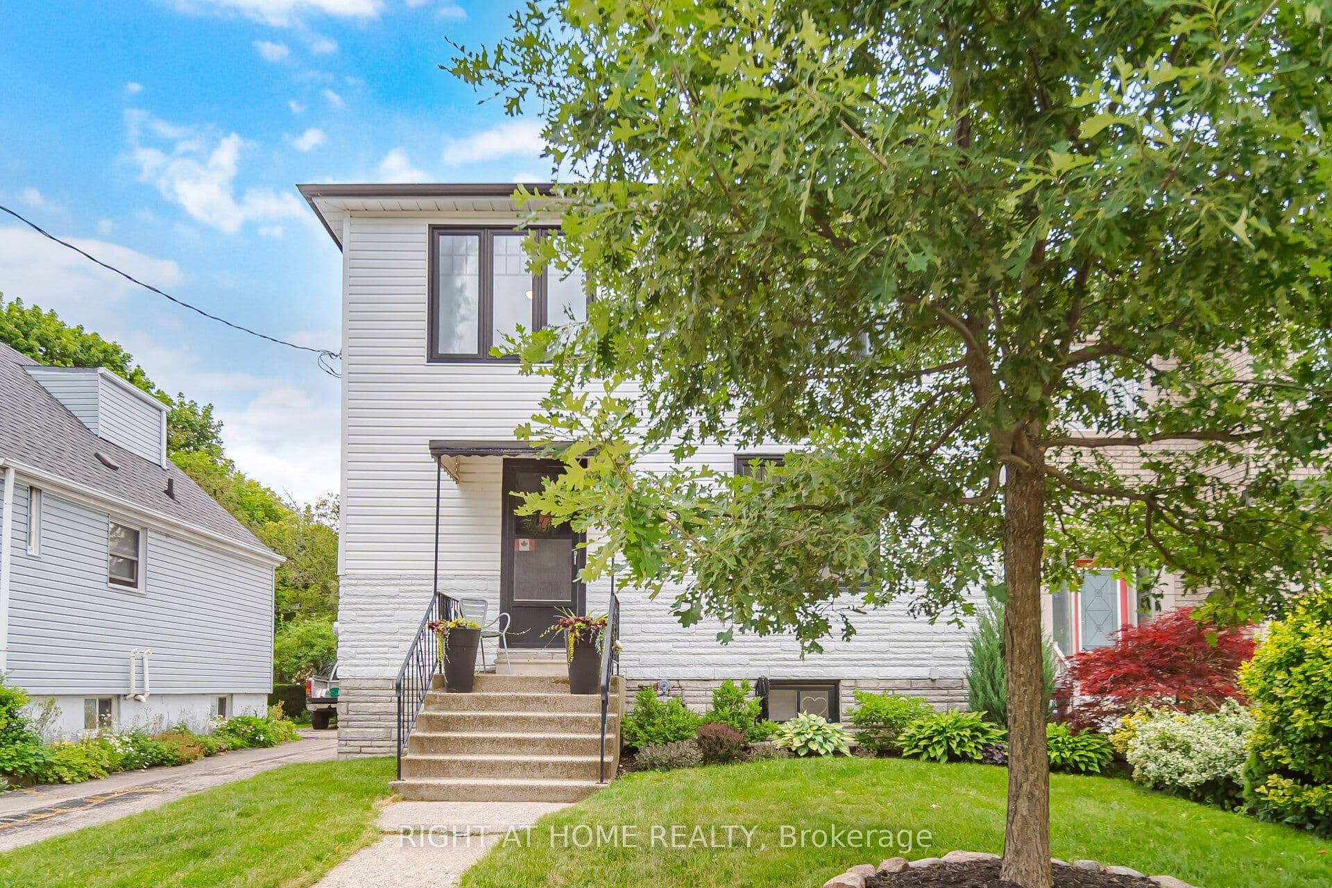 18 Vanbrugh Avenue, Toronto, ON M1N 3S9
