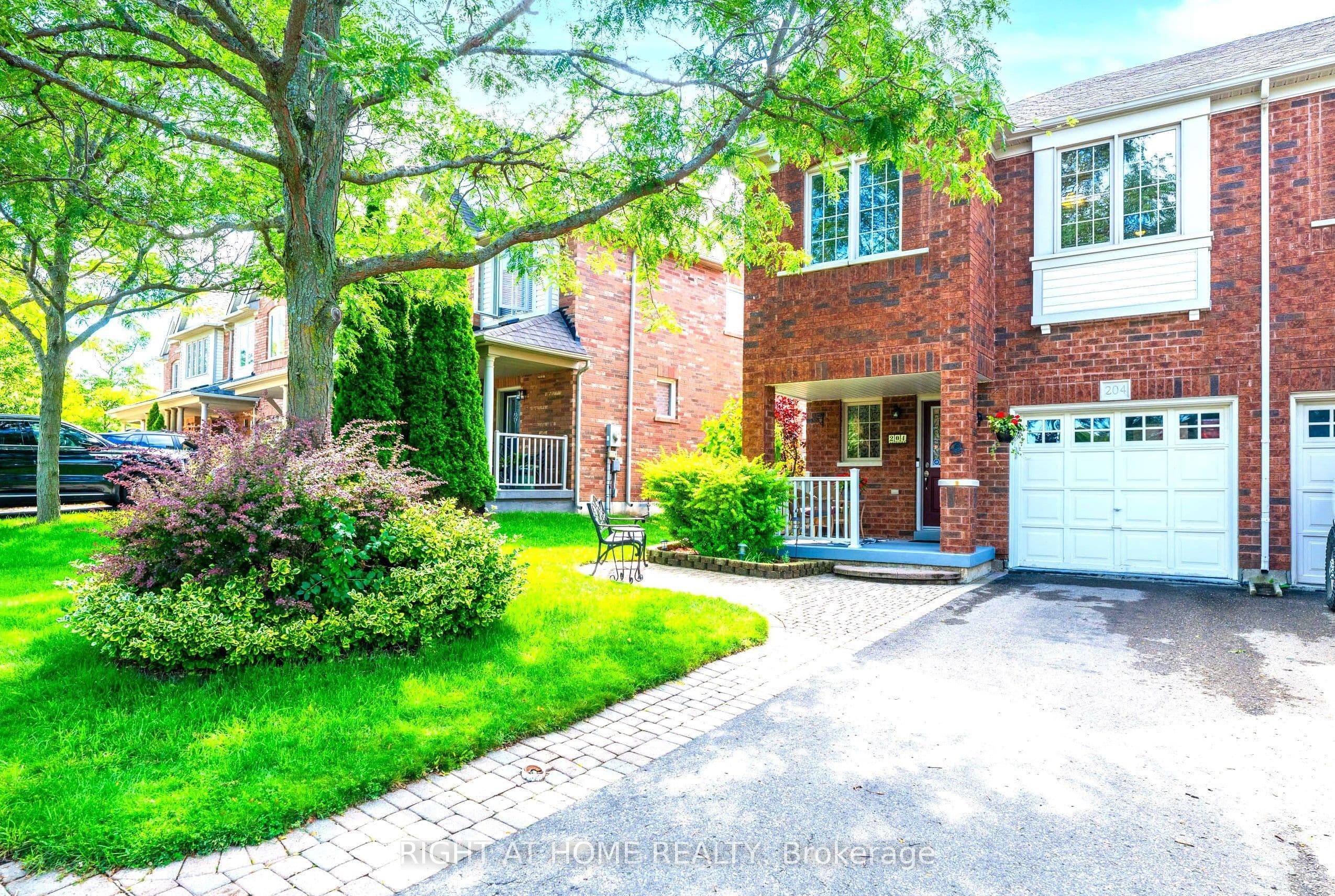 204 Burgess Crescent, Newmarket, ON L3X 2T9