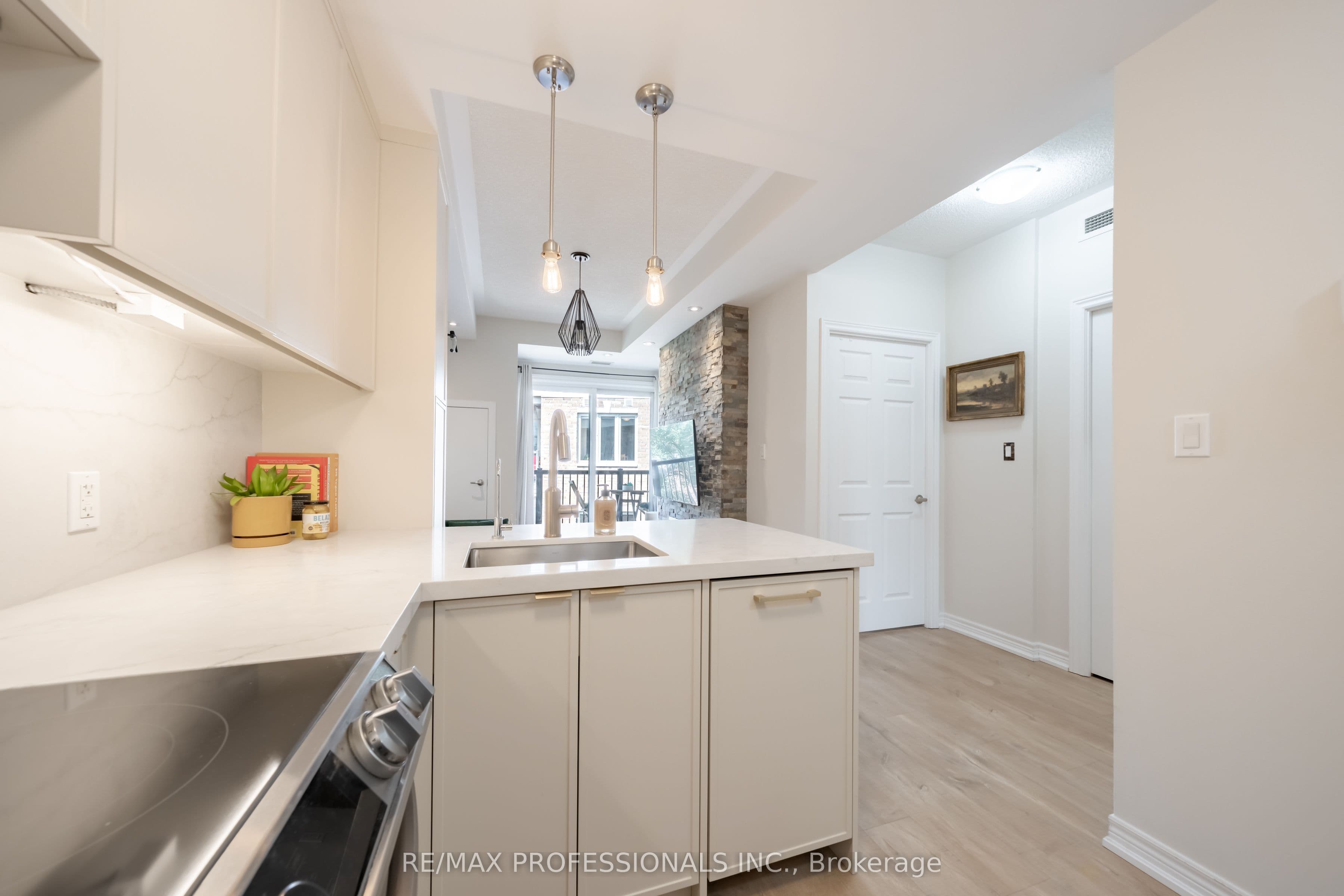 73 Washington Avenue 405, Oakville, ON L6K 1W5