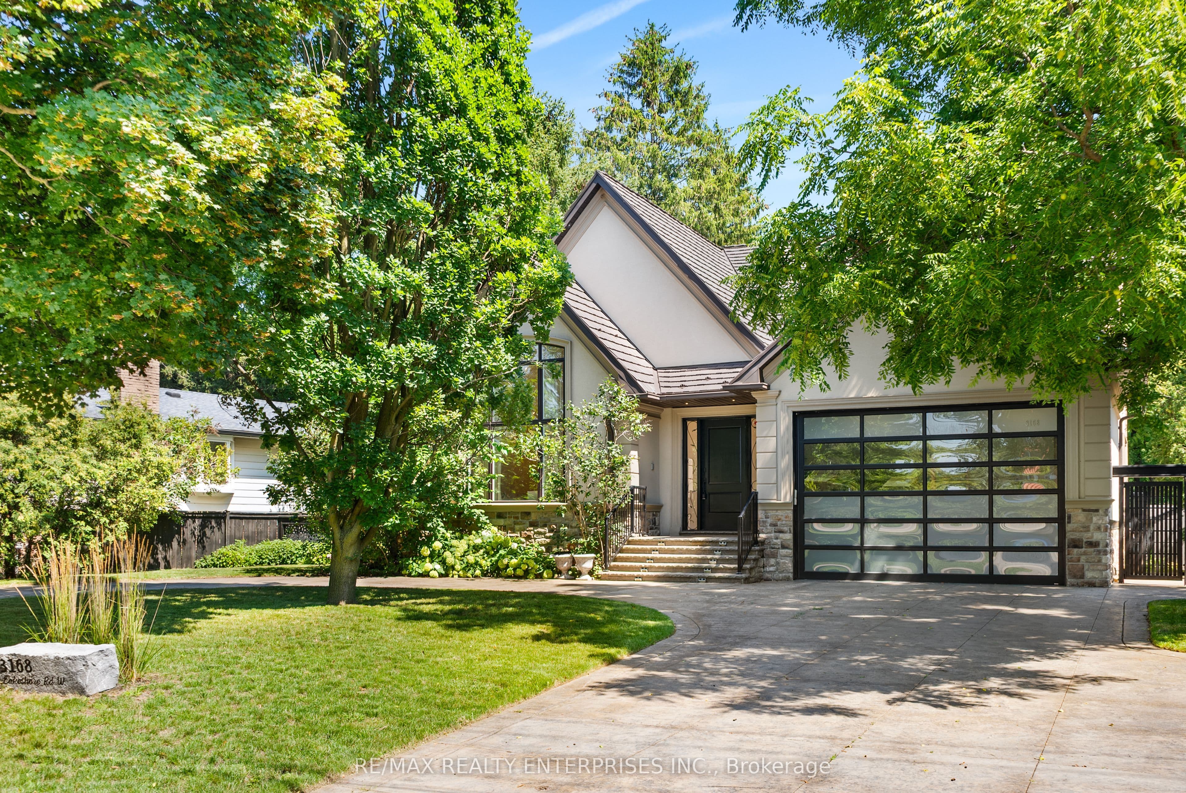 3168 Lakeshore Road W, Oakville, ON L6L 1J6