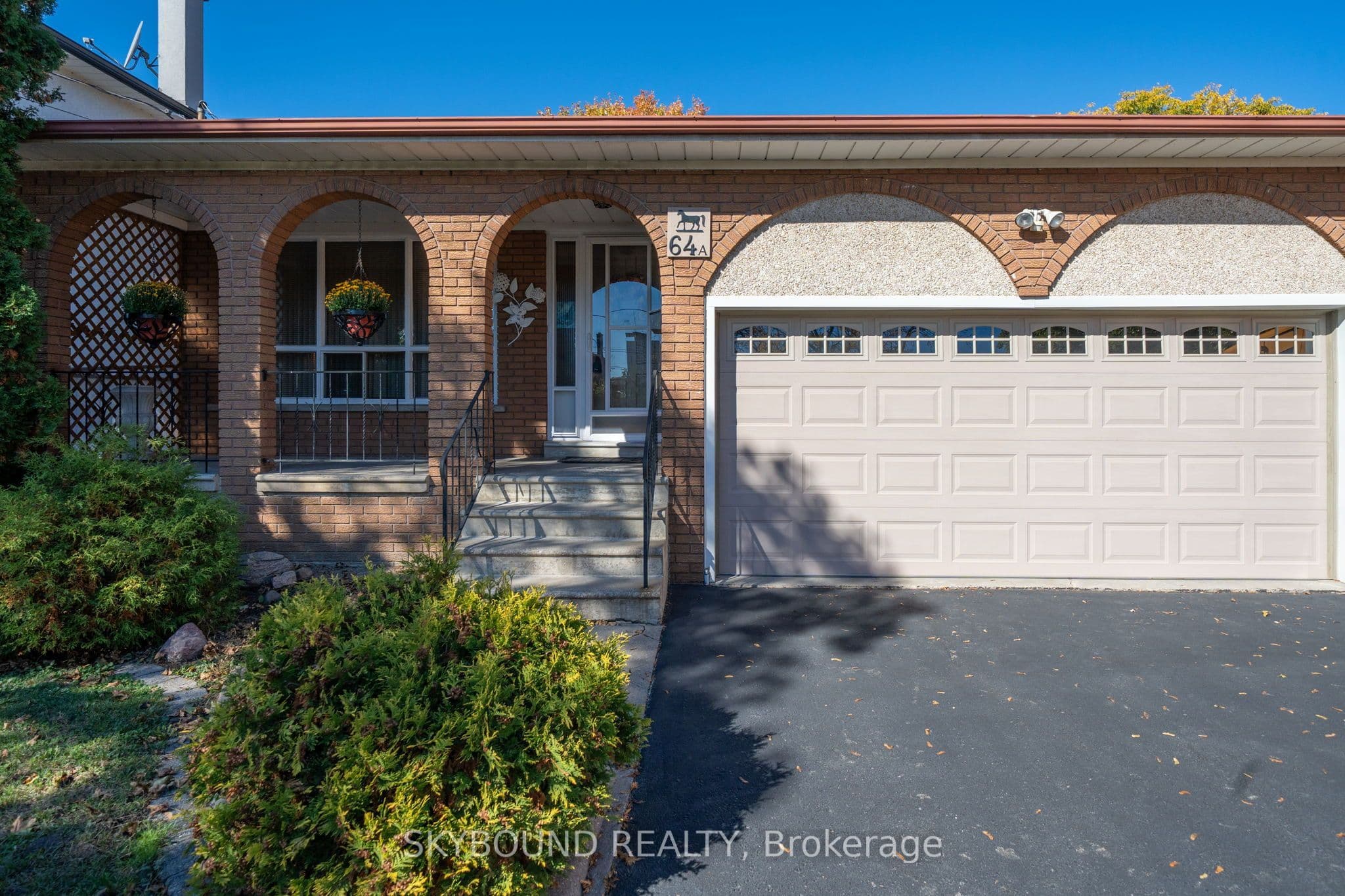 64A Saint Georges Boulevard, Toronto, ON M9R 1X4