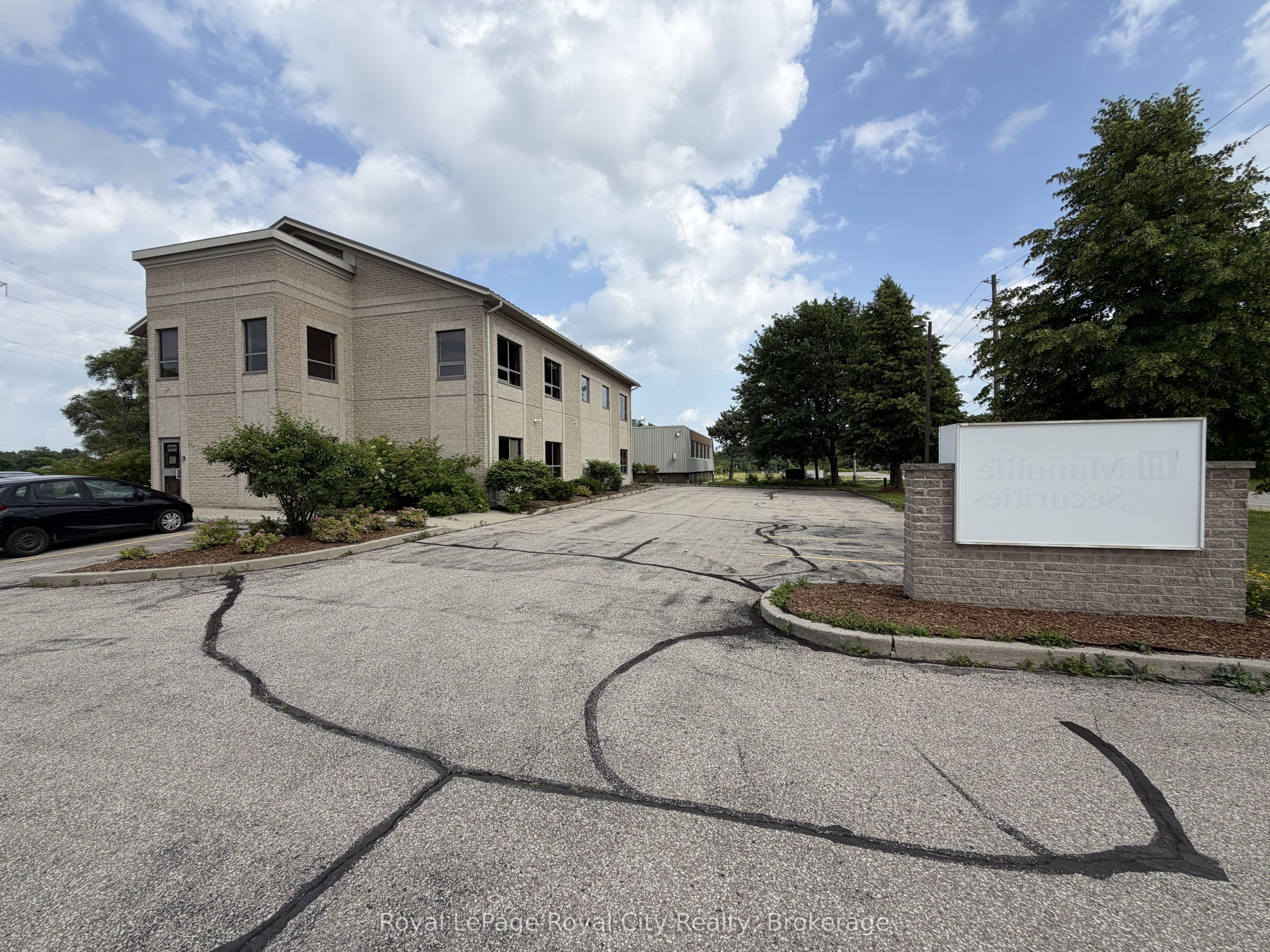 21 Lewis Road 100, Guelph, ON N1H 1E9