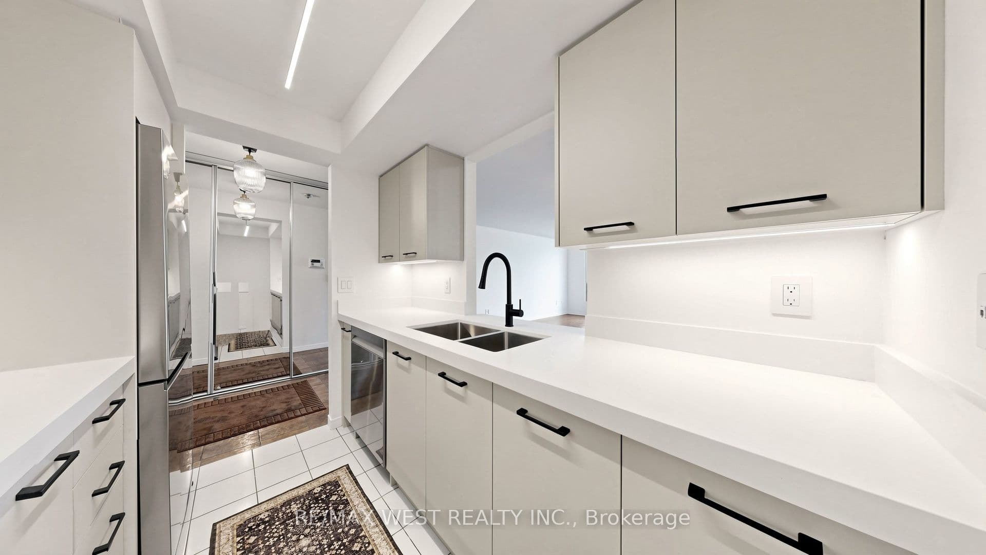 5 Concorde Place 1302, Toronto, ON M3C 3M8