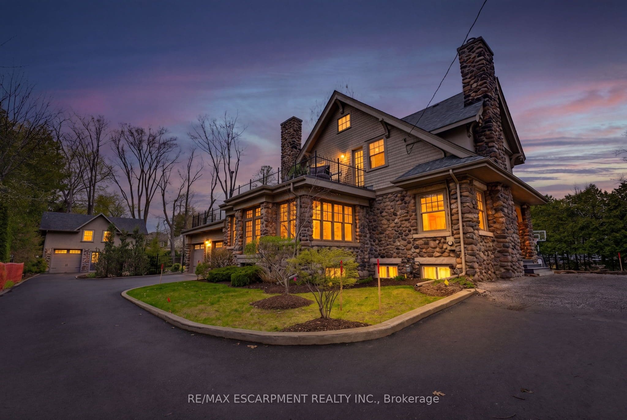 3083 LAKESHORE Road, Burlington, ON L7N 1A3
