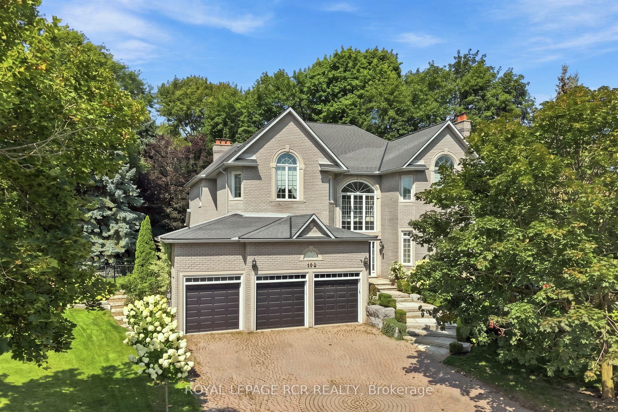 193 Sherwood Place, Newmarket, ON L3Y 8E5