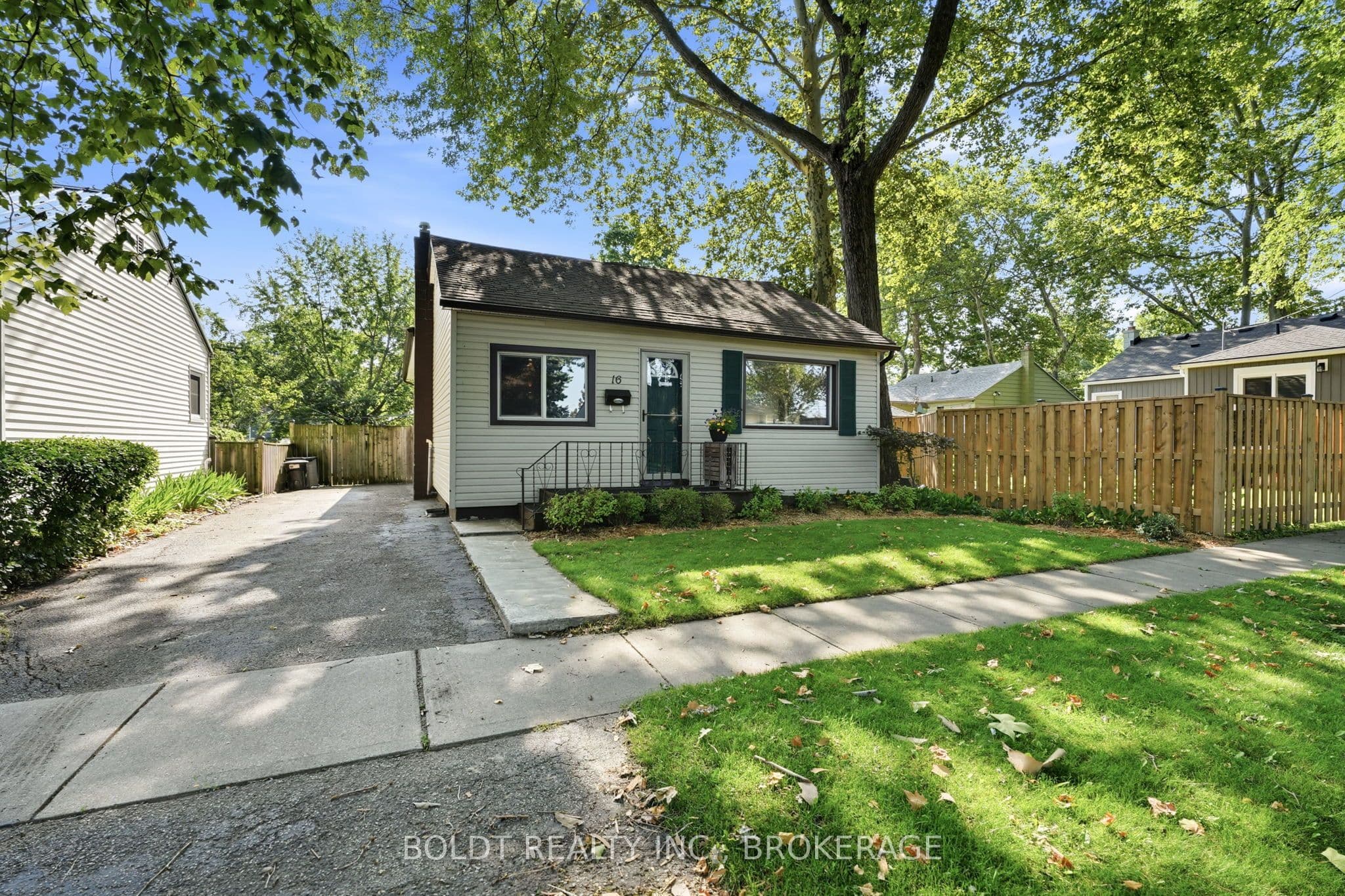 16 Longfellow Avenue, St. Catharines, ON L2R 6N5