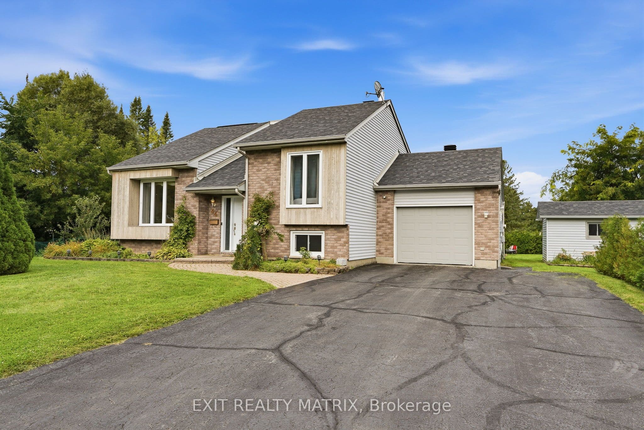 44 Ste Therese Boulevard, Russell, ON K0A 1W0
