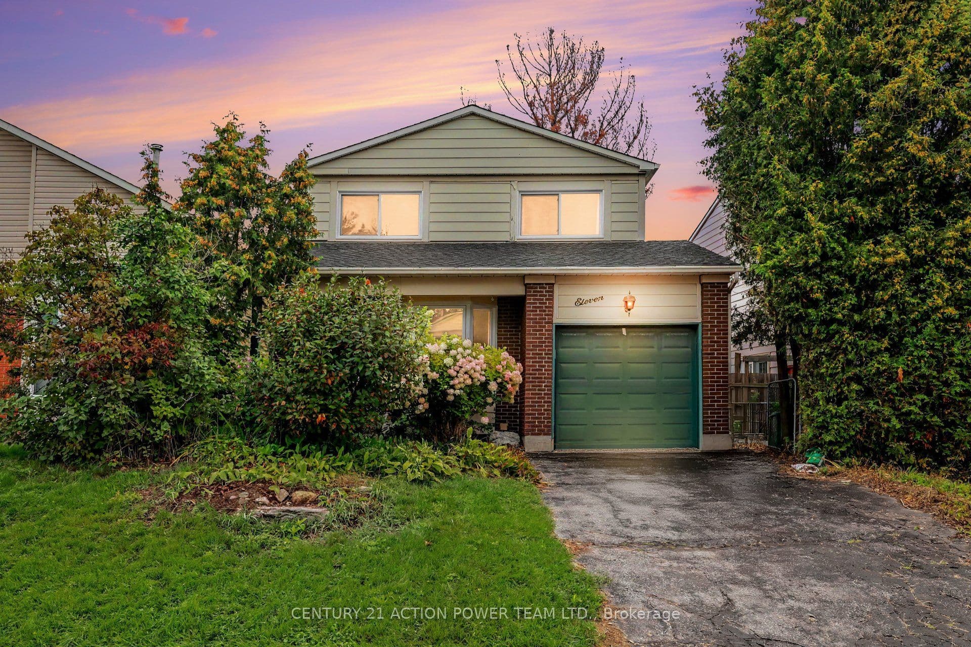 11 Riding Way, Kanata, ON K2M 1C3