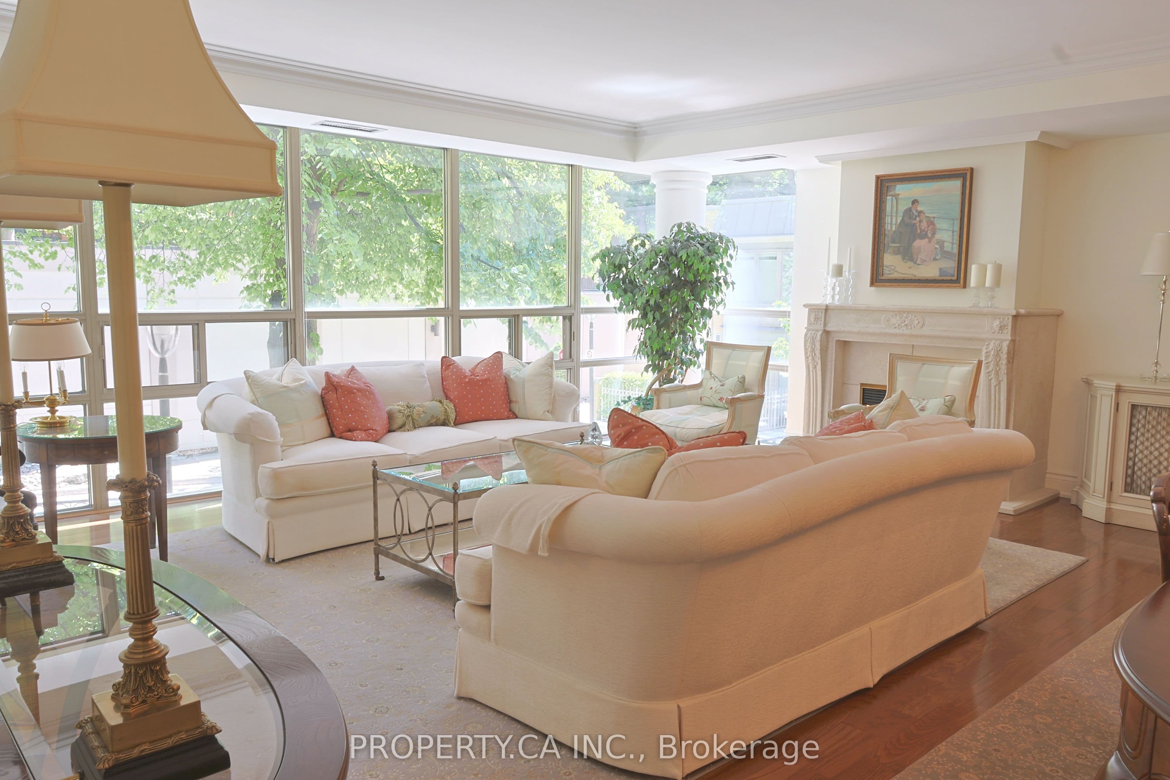 18 Lower Village Gate 203, Toronto, ON M5P 3M1